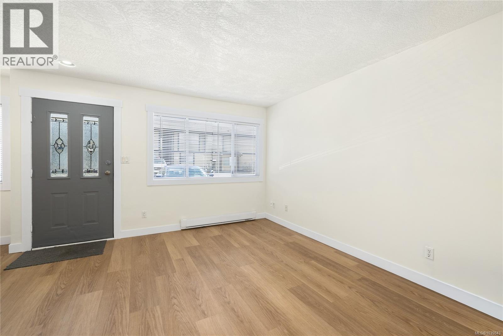 304 2525 Dingwall St Property Photo 9