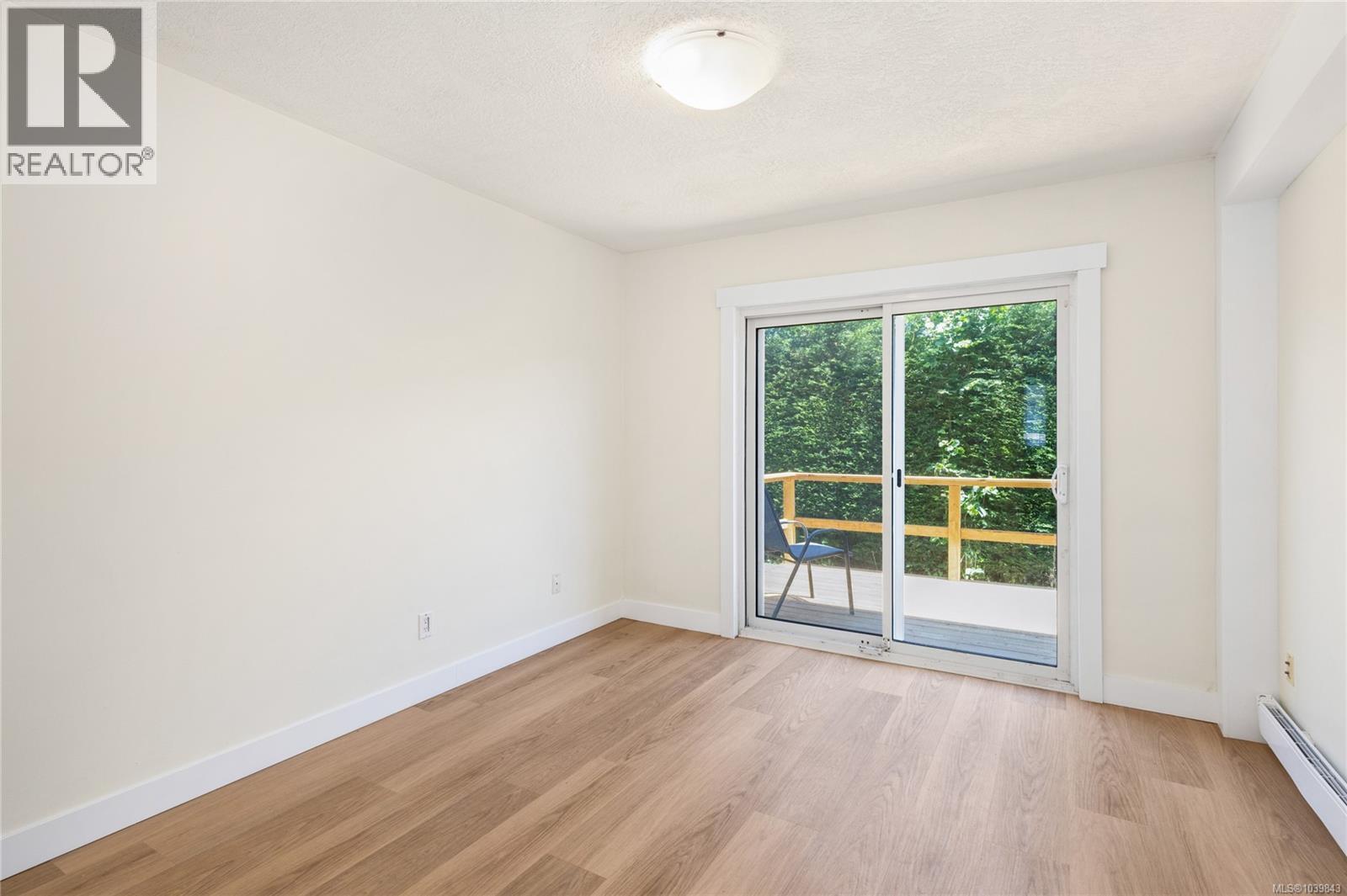 304 2525 Dingwall St Property Photo 10