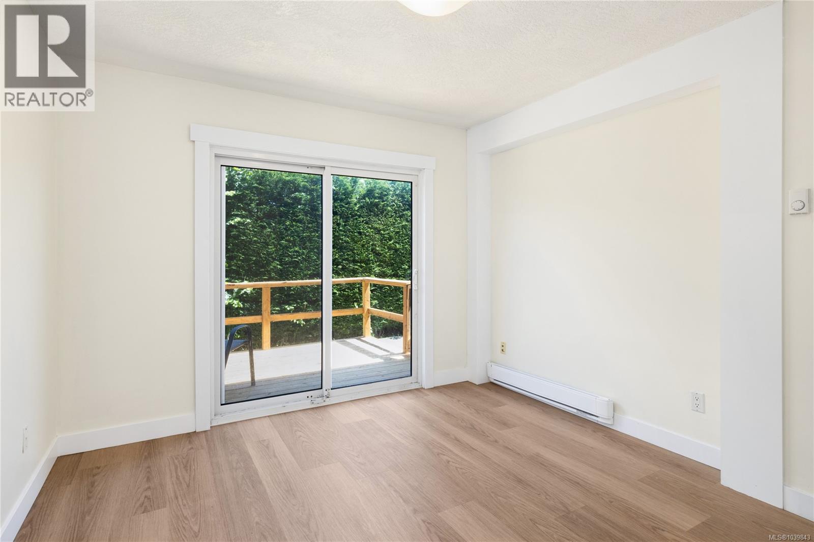 304 2525 Dingwall St Property Photo 11