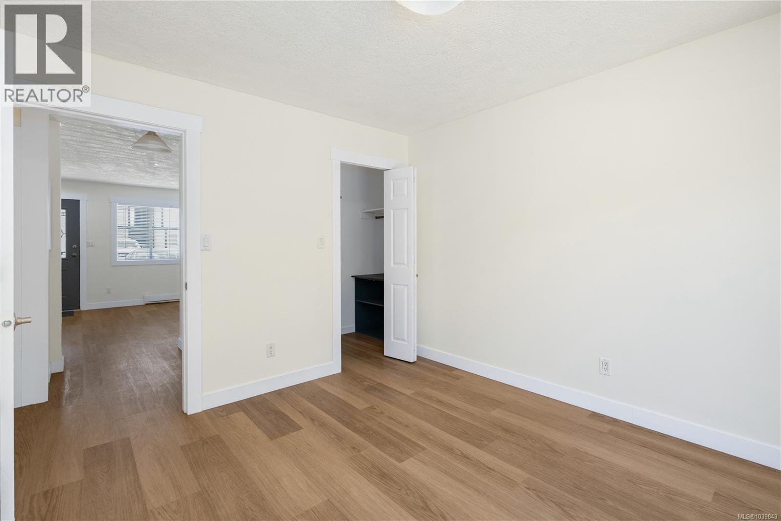 304 2525 Dingwall St Property Photo 12