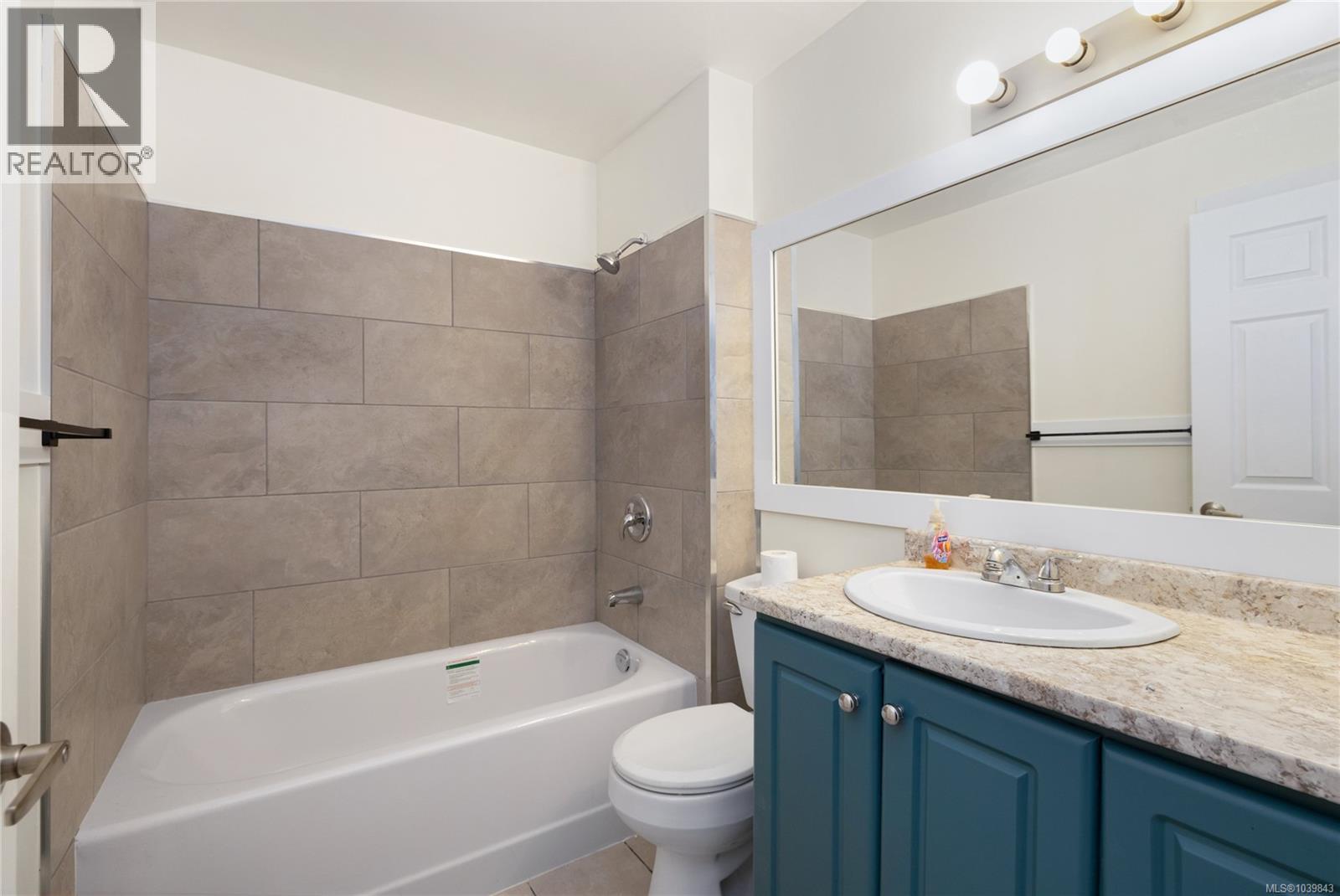 304 2525 Dingwall St Property Photo 13