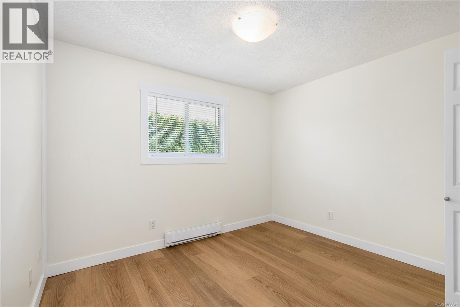 304 2525 Dingwall St Property Photo 16