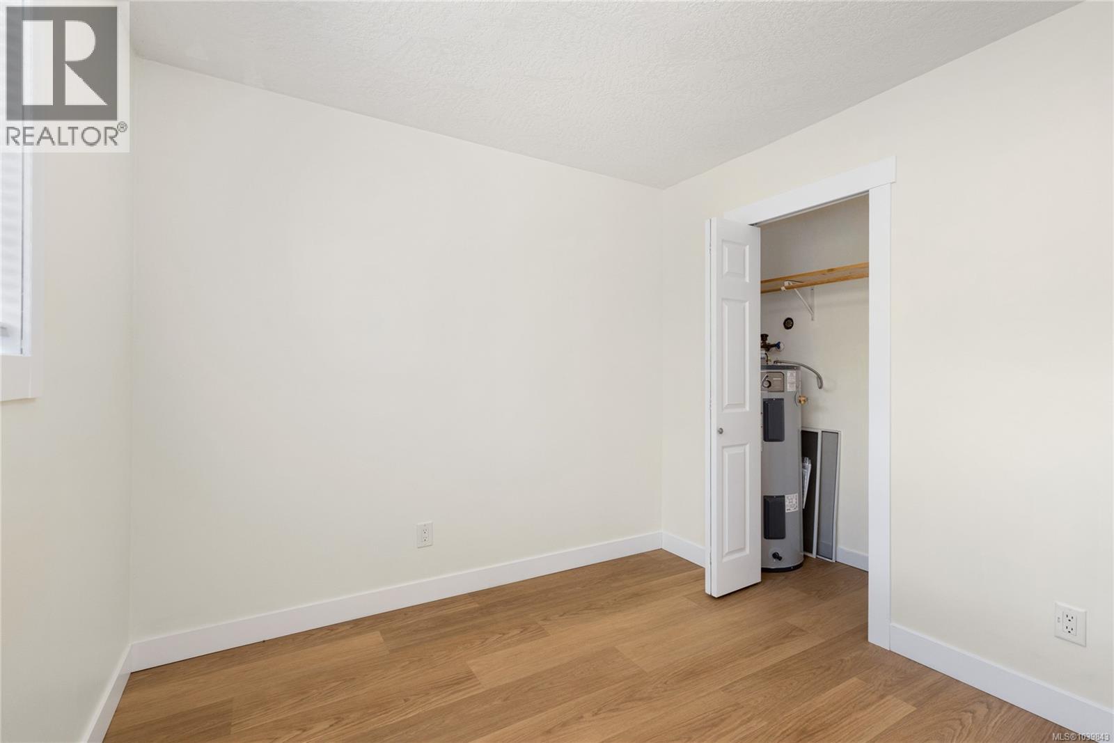 304 2525 Dingwall St Property Photo 17