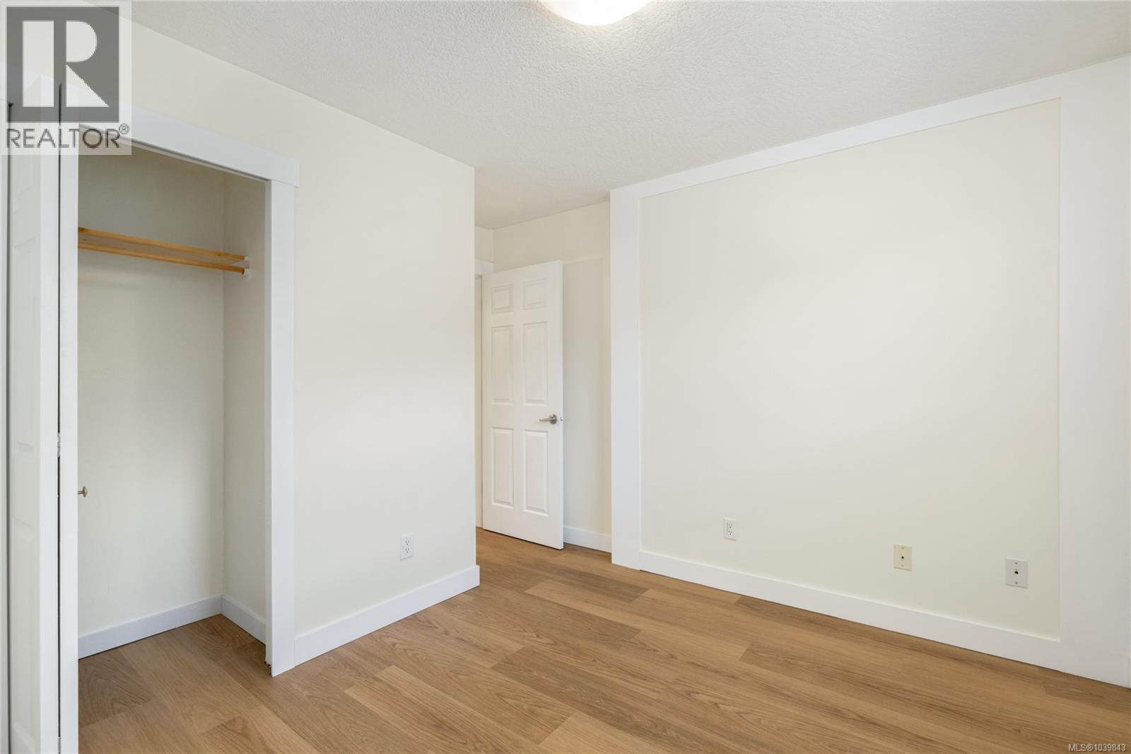304 2525 Dingwall St Property Photo 18