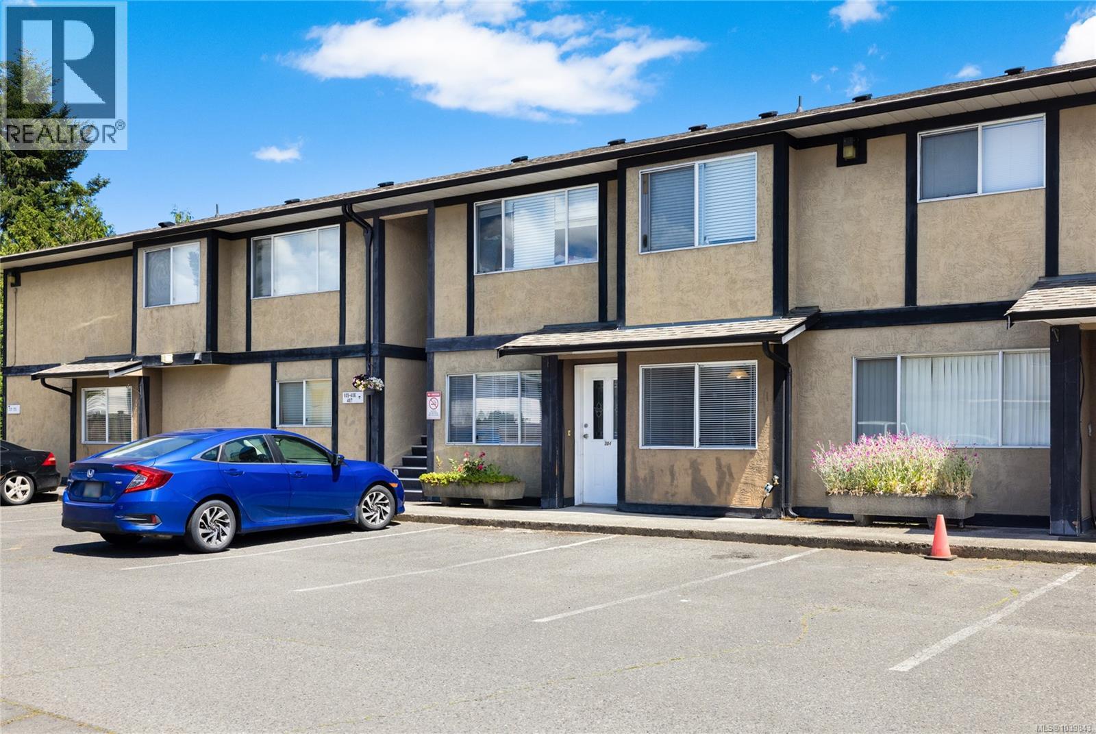304 2525 Dingwall St Property Photo 22