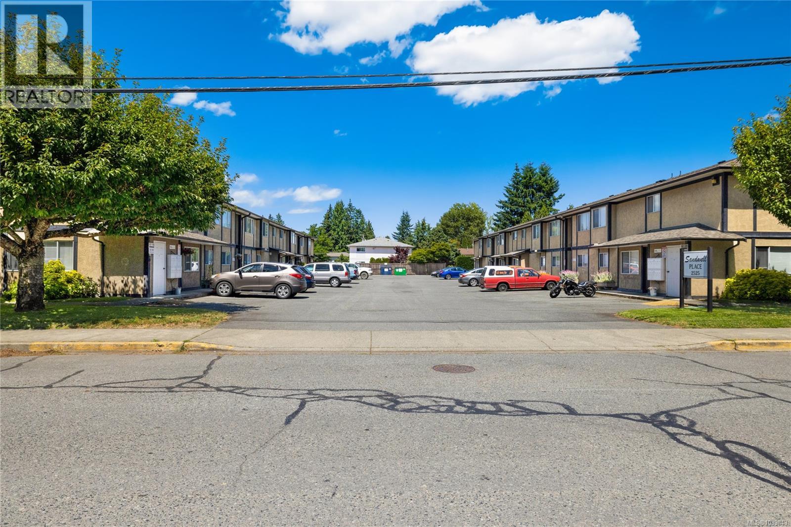 304 2525 Dingwall St Property Photo 23
