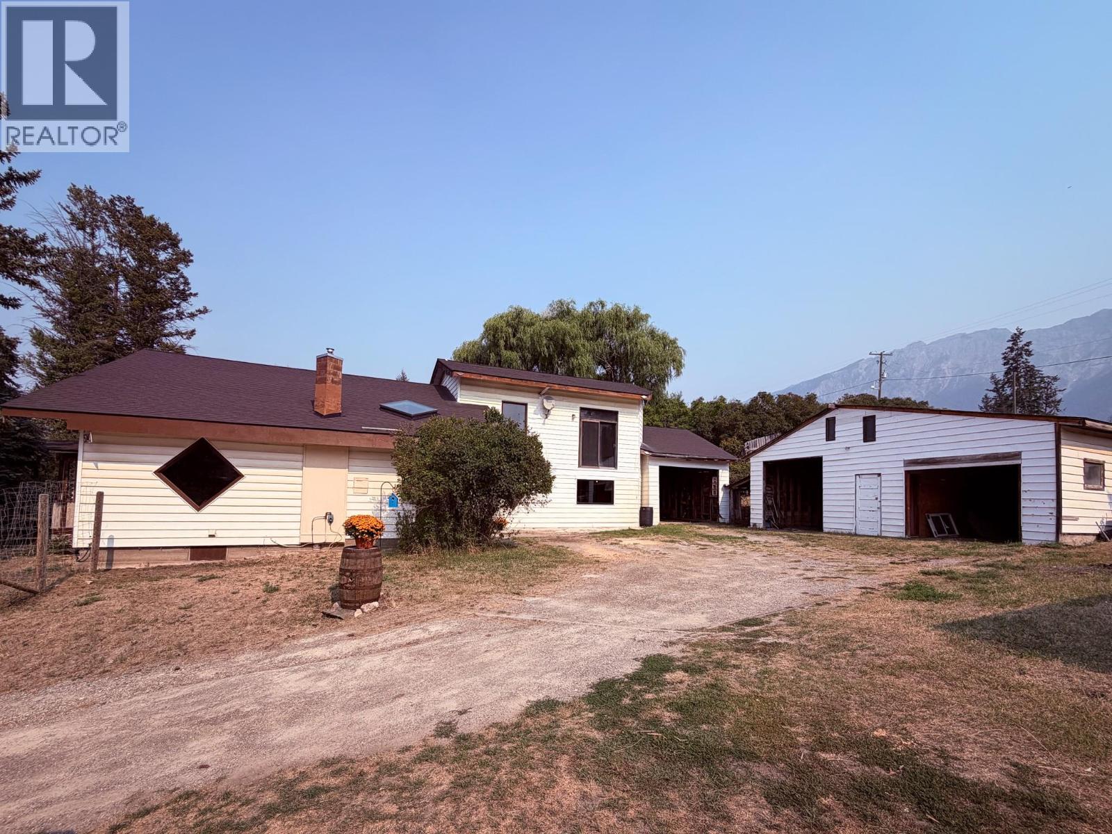 5740 95 Highway Property Photo 1