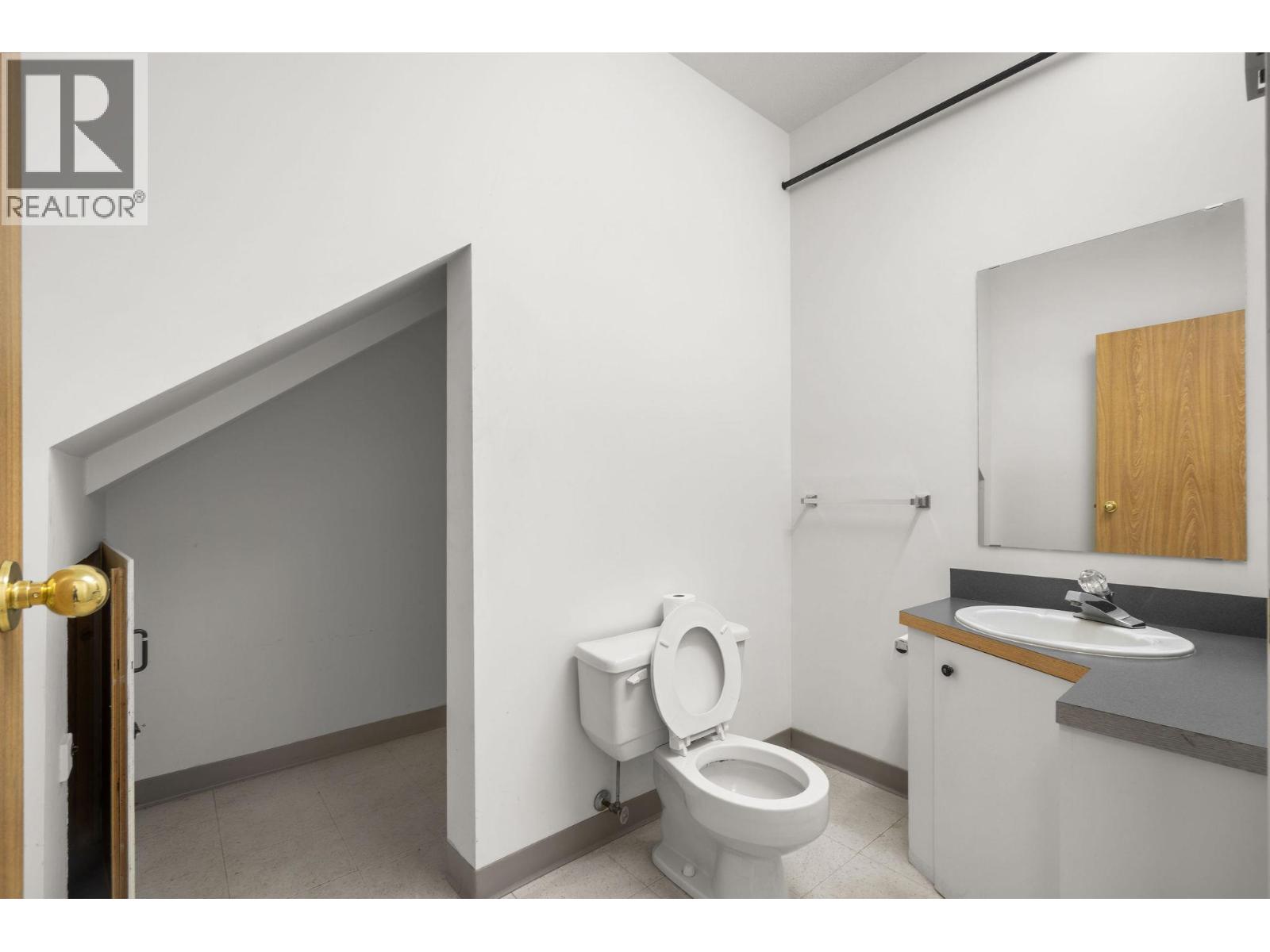 218a Broadway Street W Property Photo 20