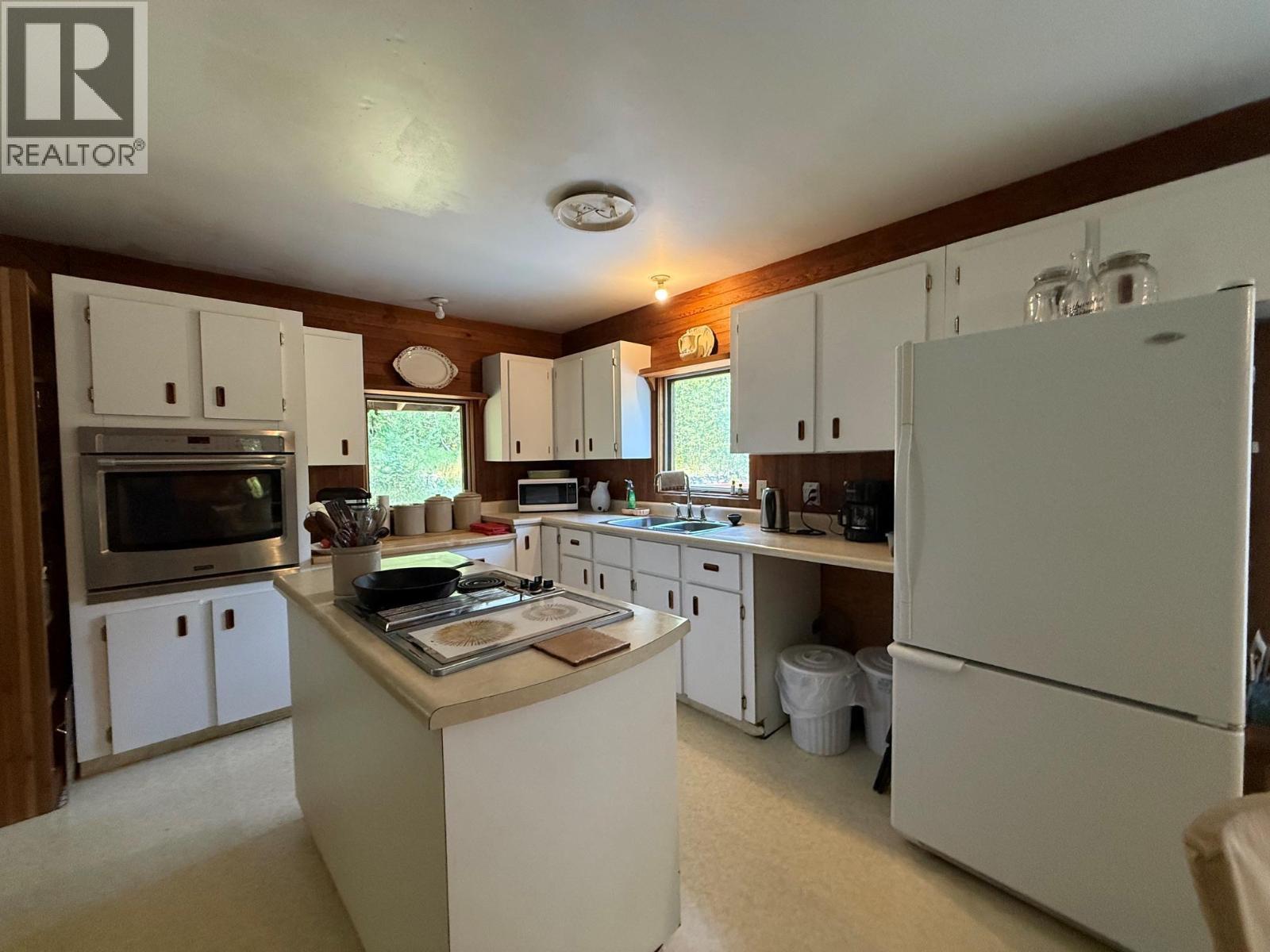 3360 Yellowhead Highway Property Photo 8