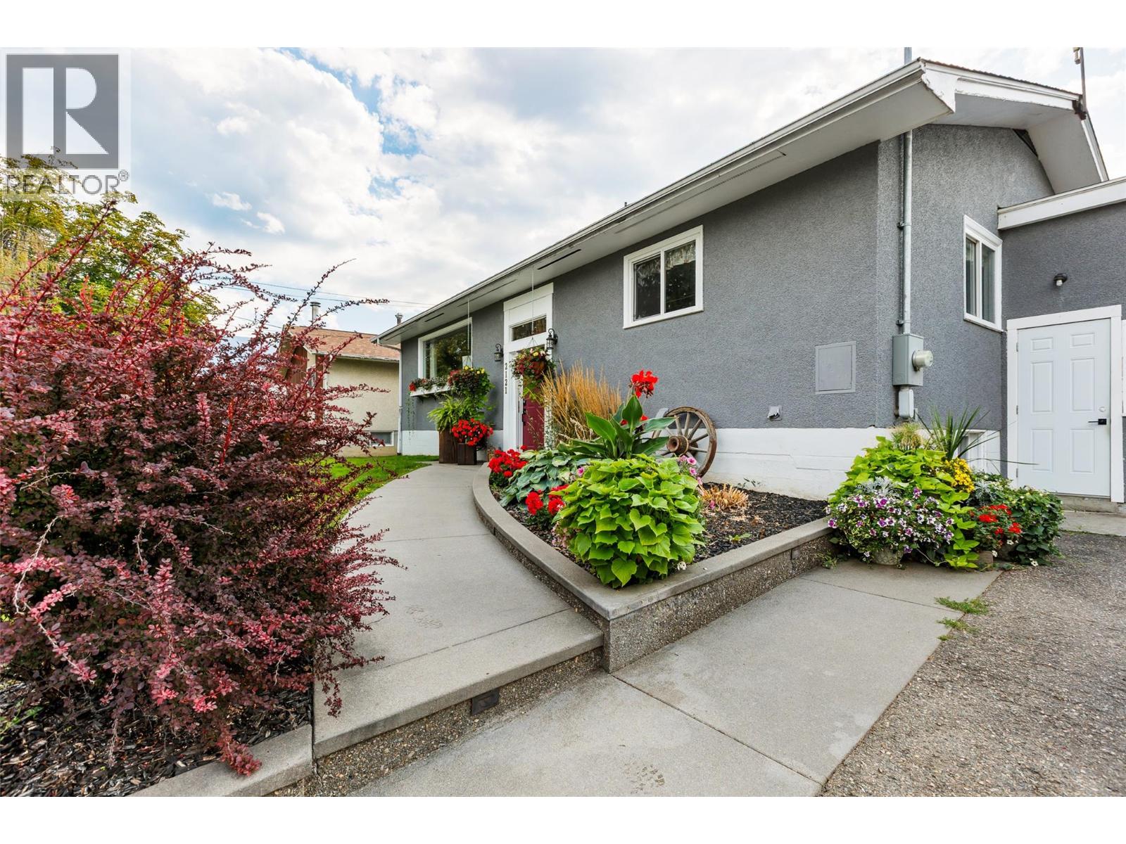 2121 Ash Street Property Photo 8