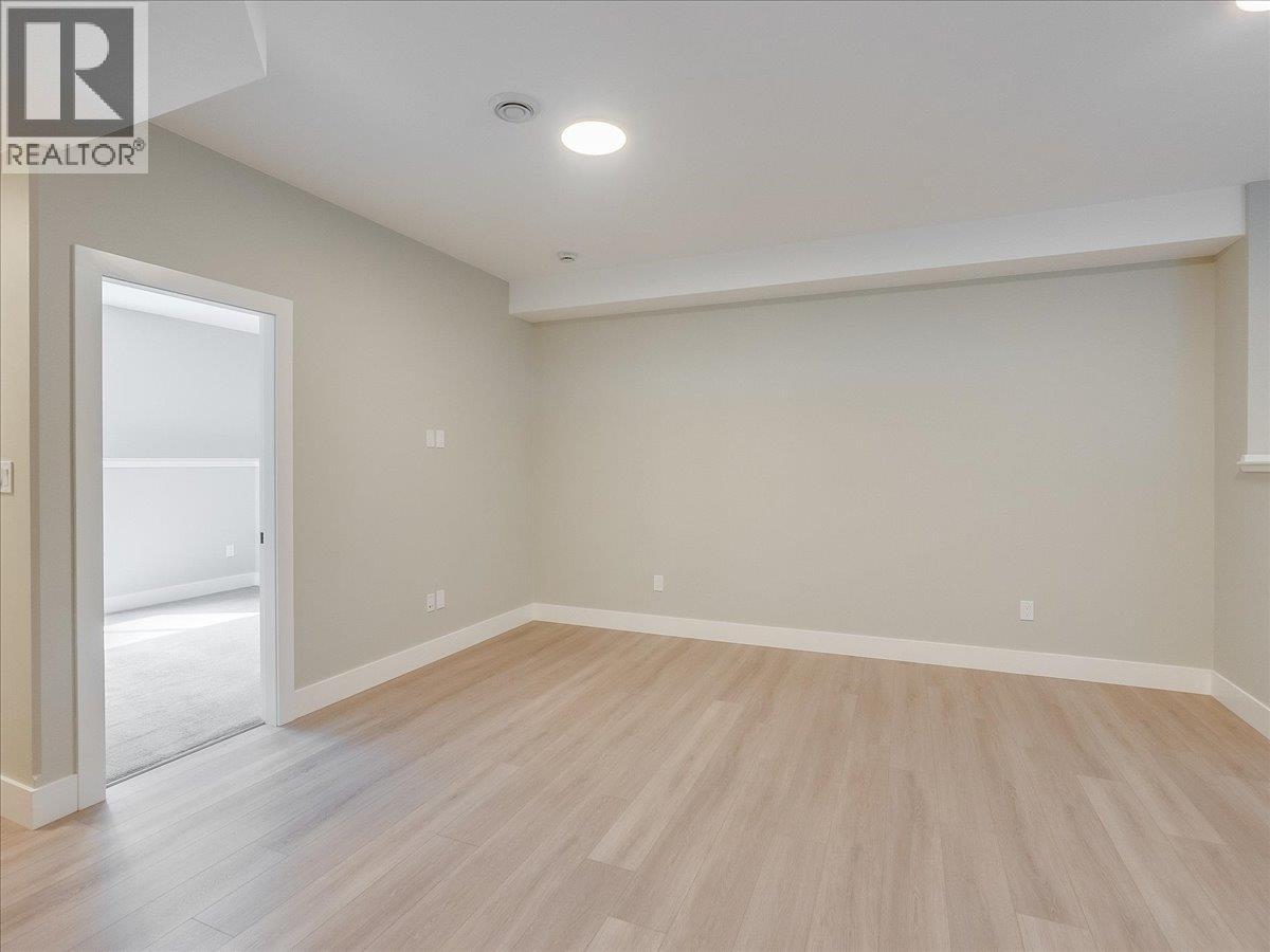 808 7th Avenue Property Photo 32