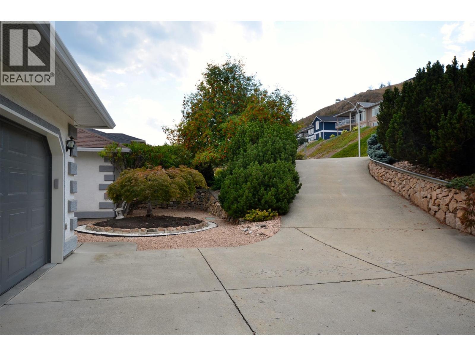 7927 Stoneridge Drive Property Photo 2