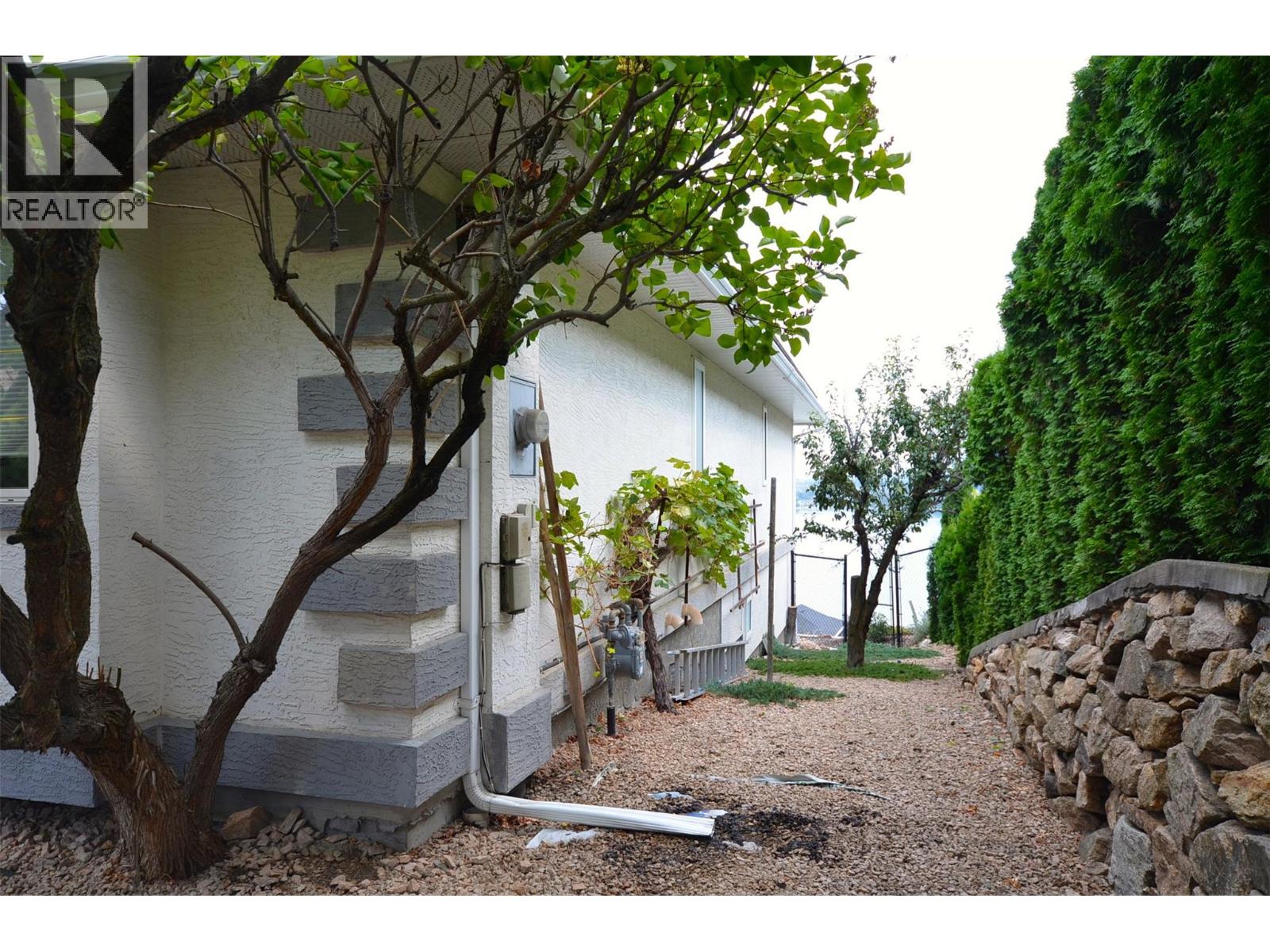 7927 Stoneridge Drive Property Photo 4
