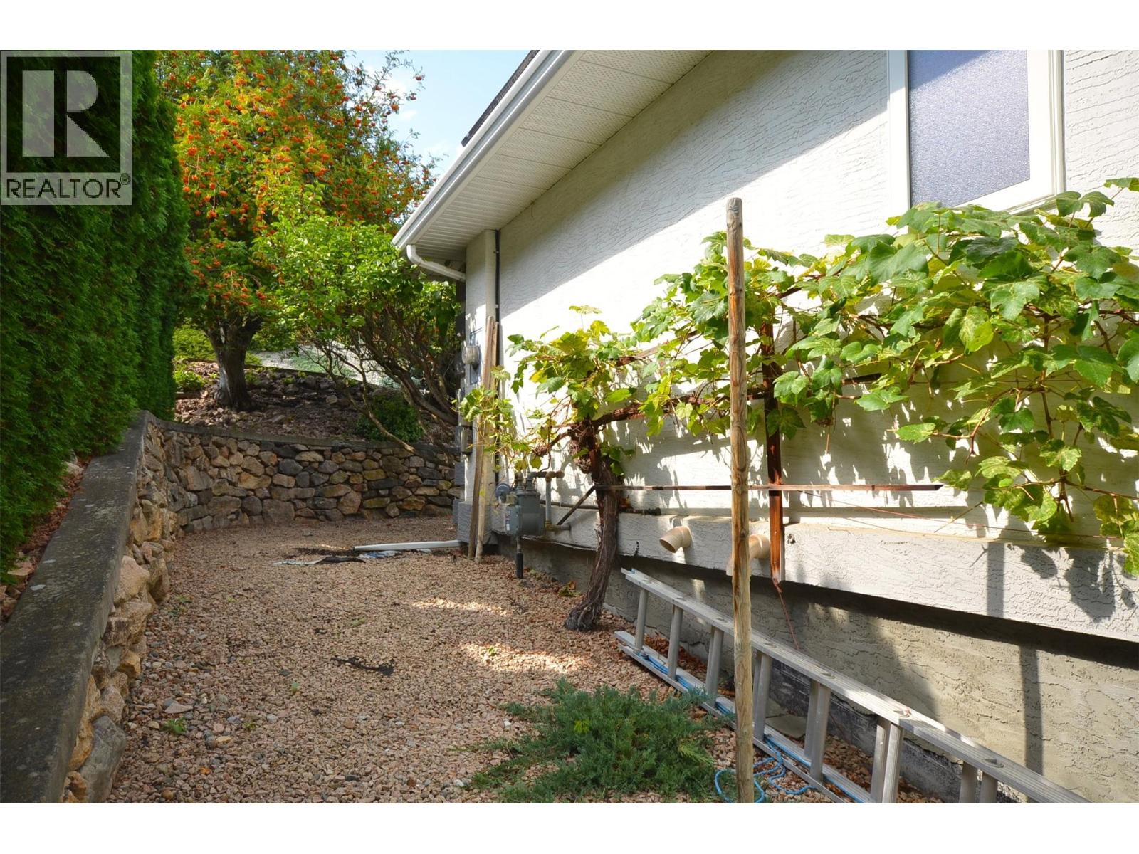 7927 Stoneridge Drive Property Photo 10