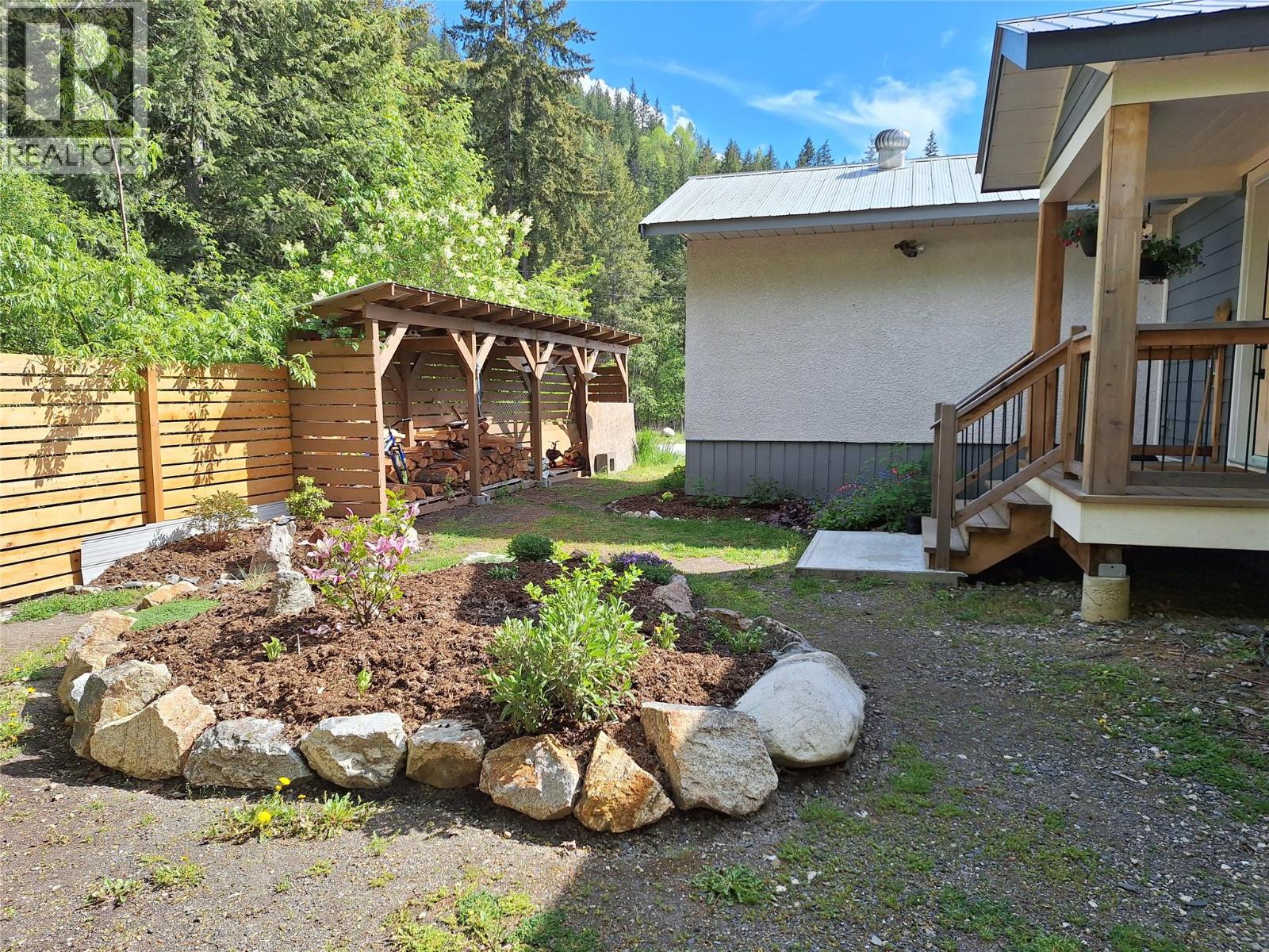 624 SLOCAN Avenue Property Photo 1