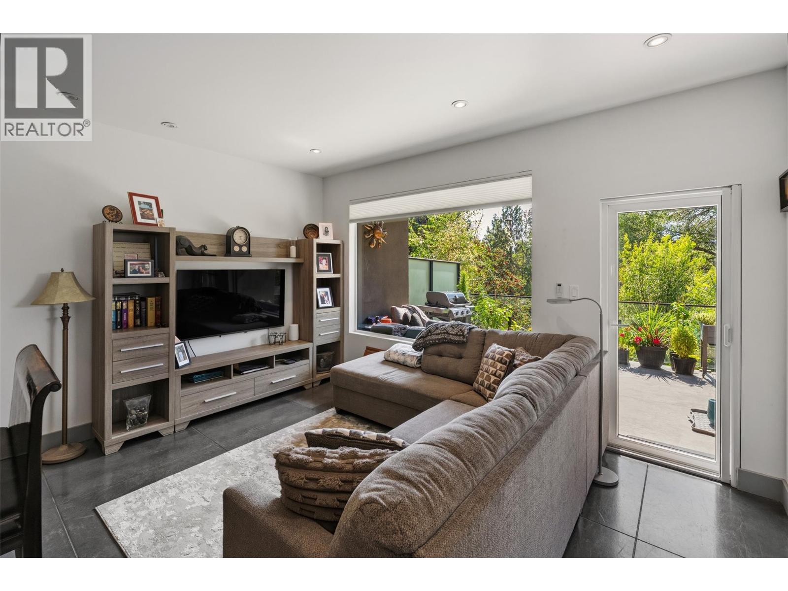 729 Creekside Road Property Photo 3