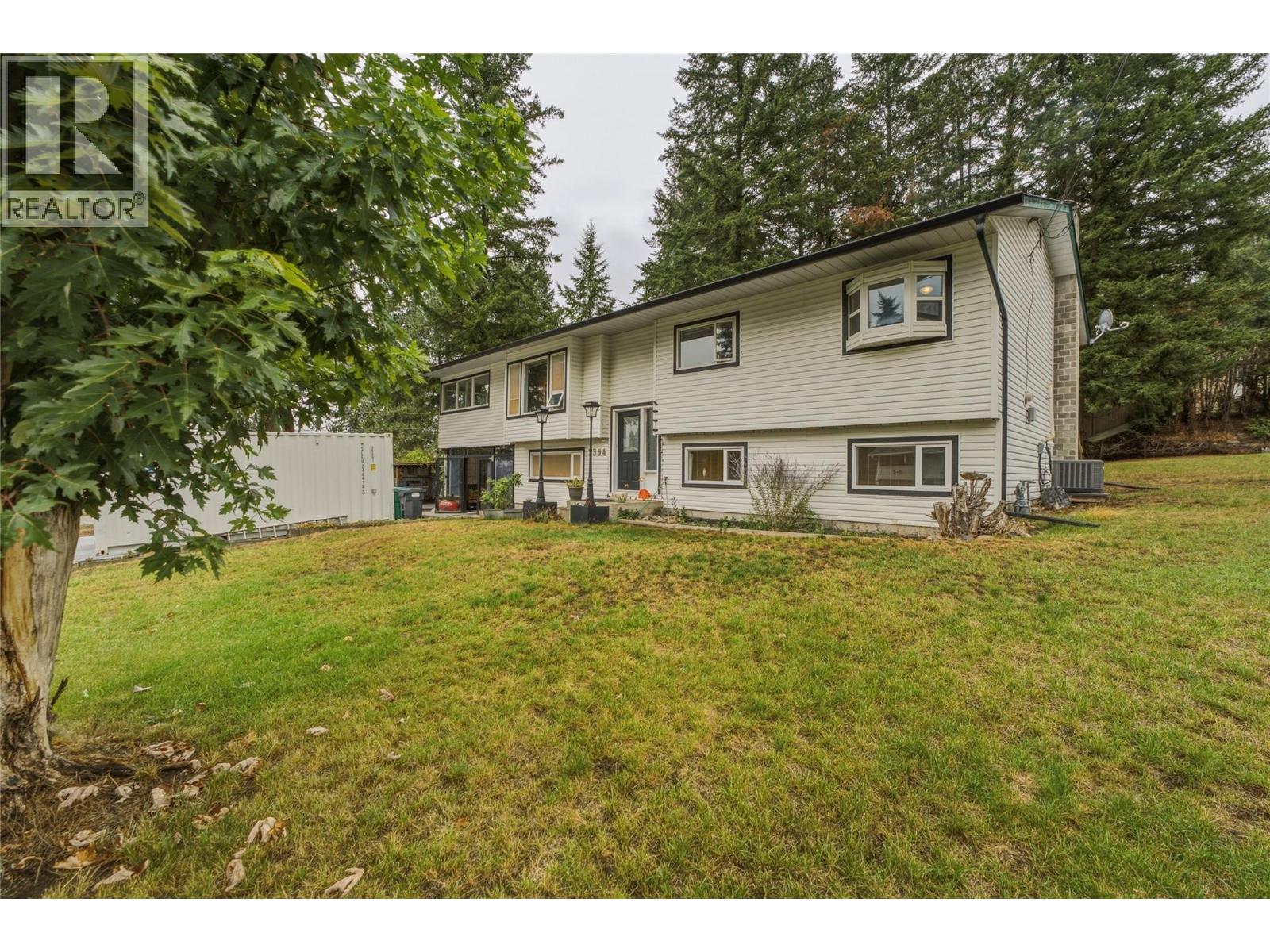 3304 Sidney Crescent Property Photo 1
