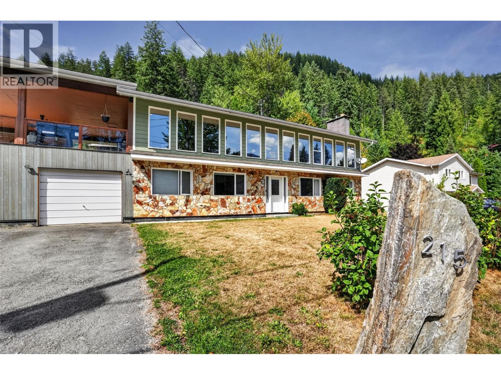 215 BAYVIEW Street Property Photo 1