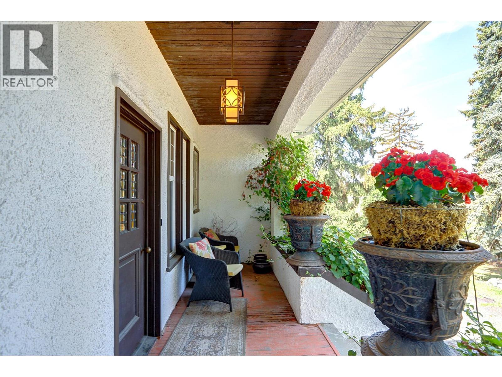 5482 Silver Star Road Property Photo 5