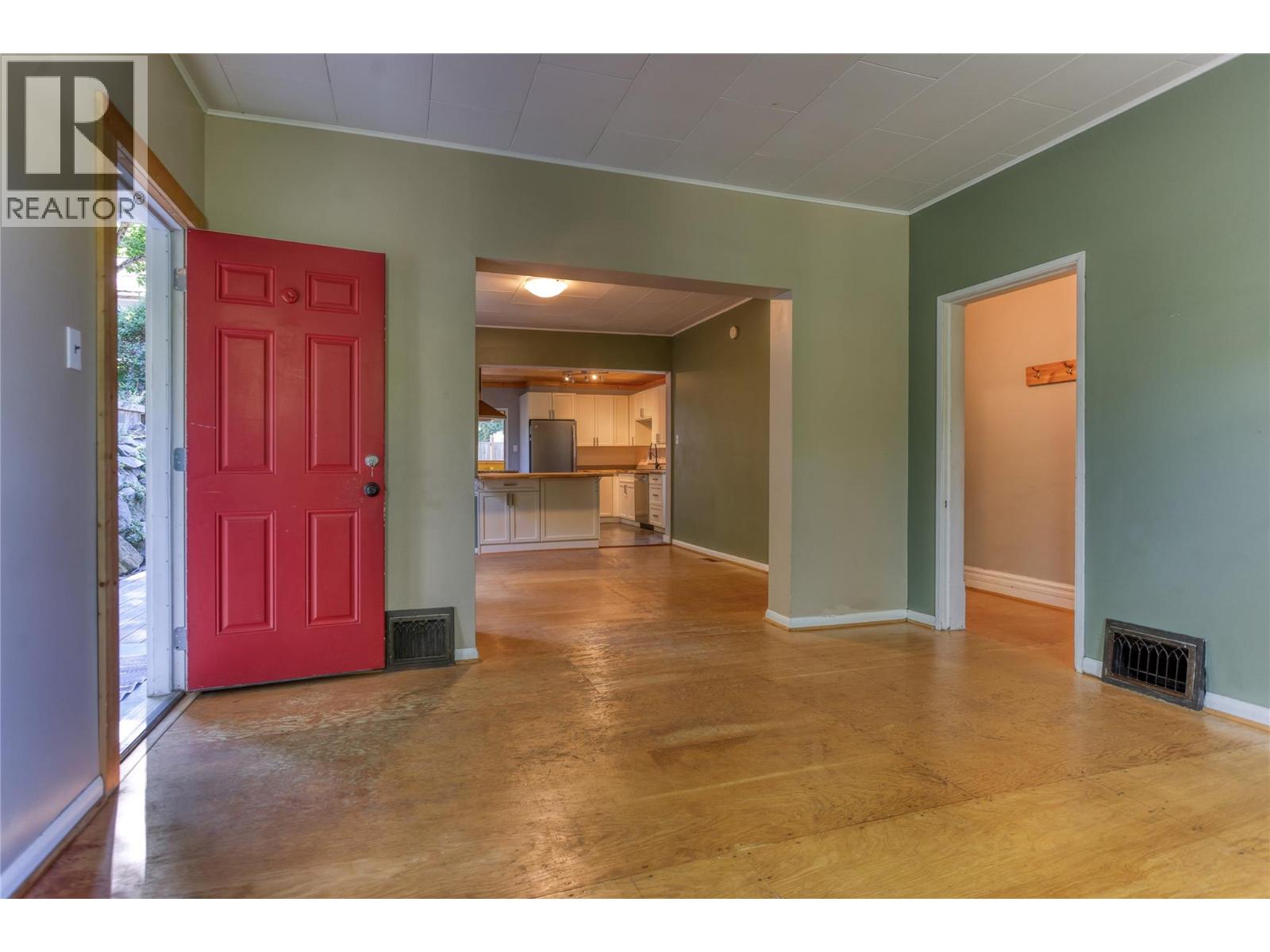 924 Front Street Property Photo 11