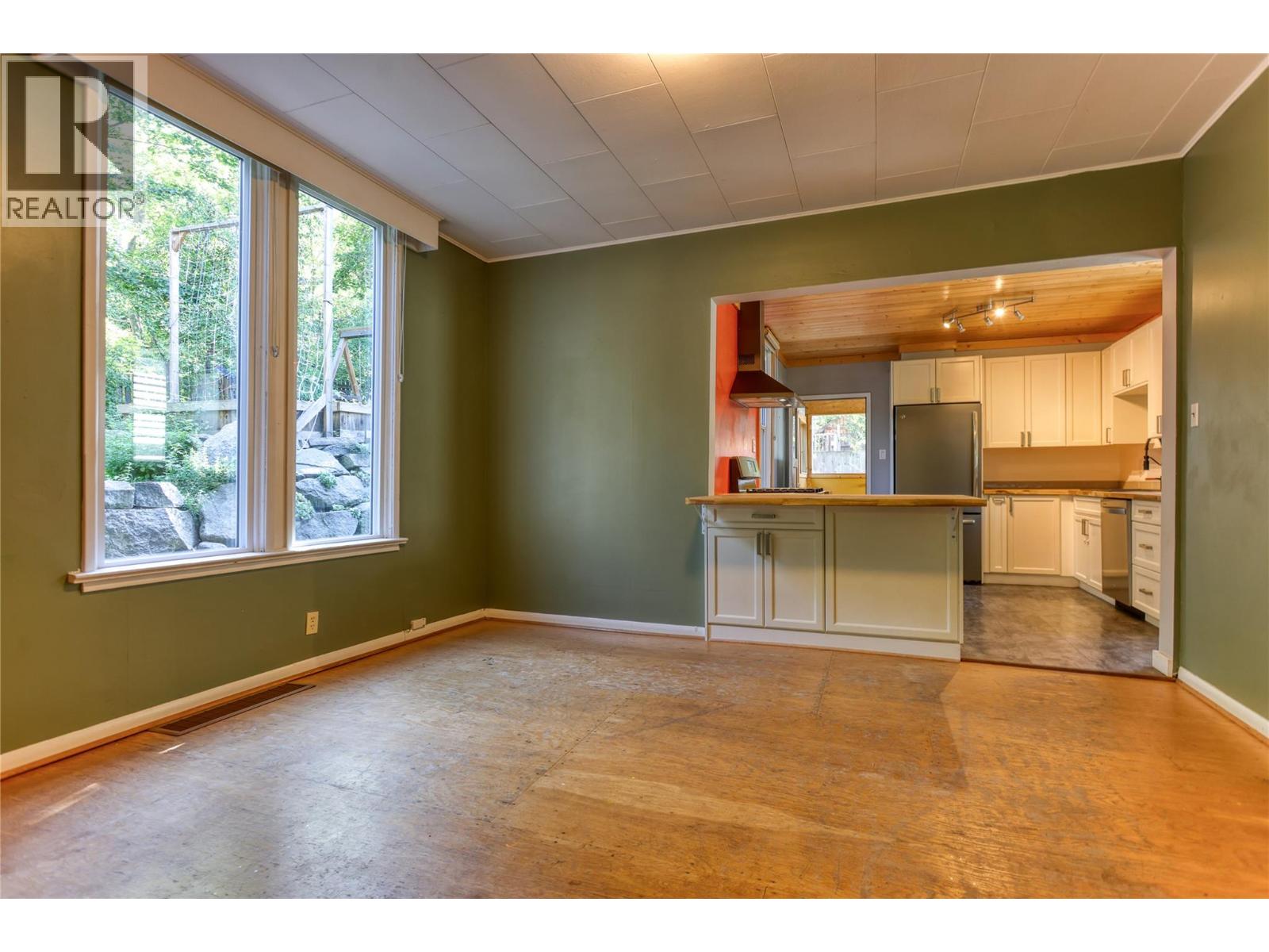 924 Front Street Property Photo 12