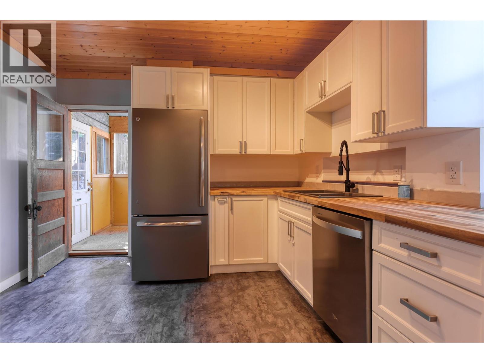 924 Front Street Property Photo 13