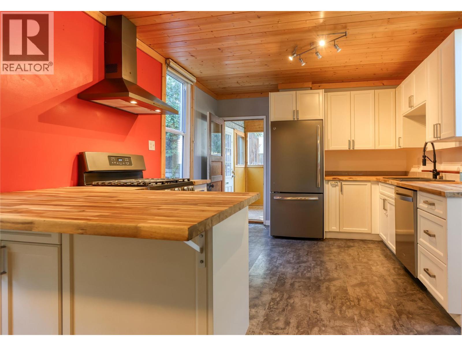 924 Front Street Property Photo 14
