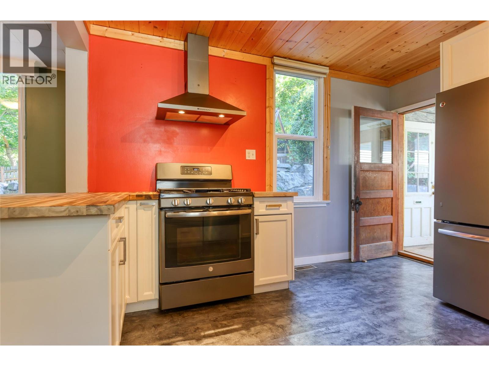924 Front Street Property Photo 15