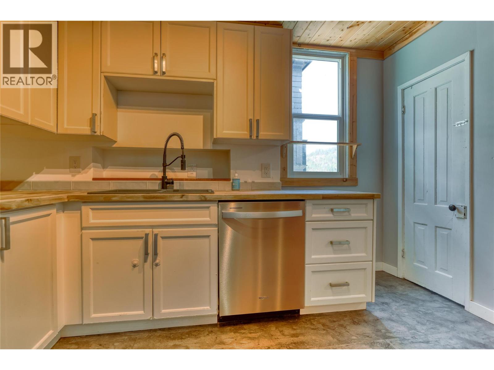 924 Front Street Property Photo 16