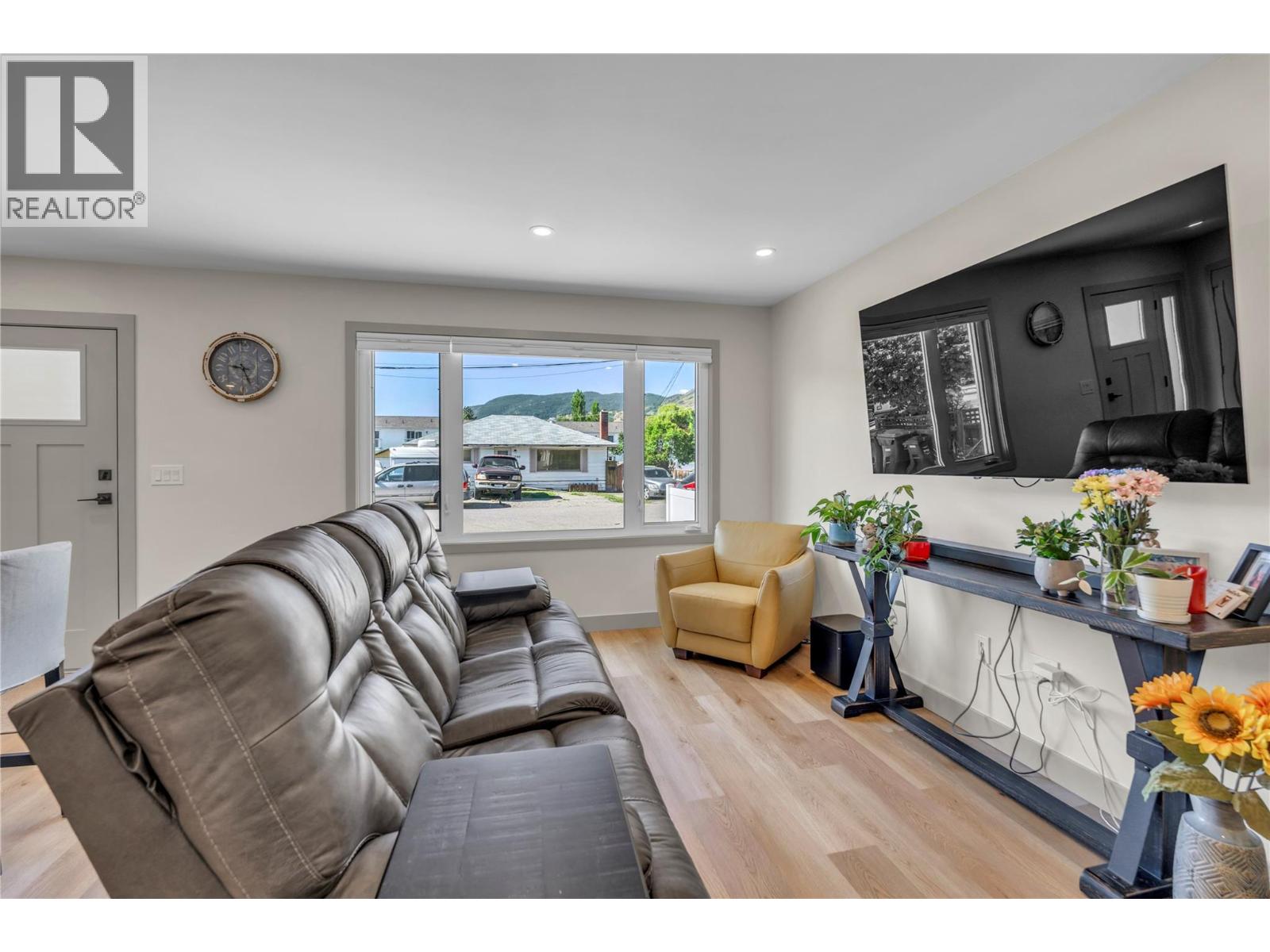 787 Kamloops Avenue Property Photo 4