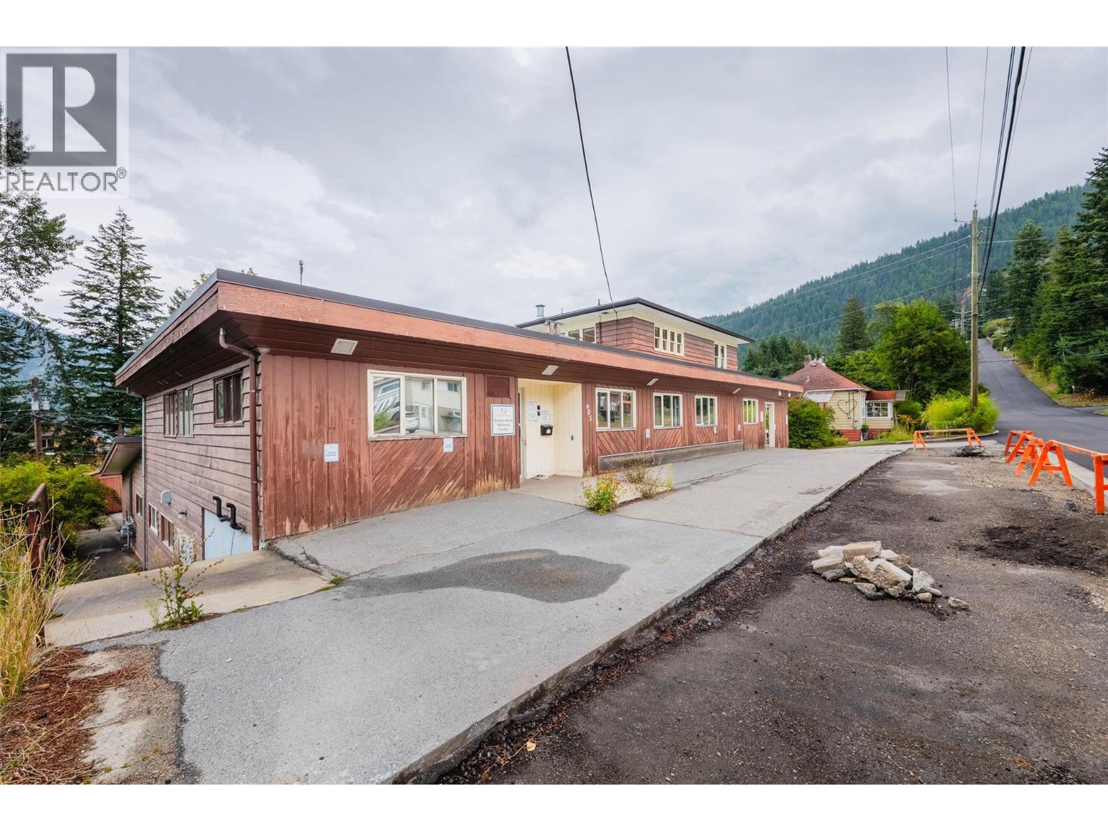 905-909 Gordon Street Property Photo 3