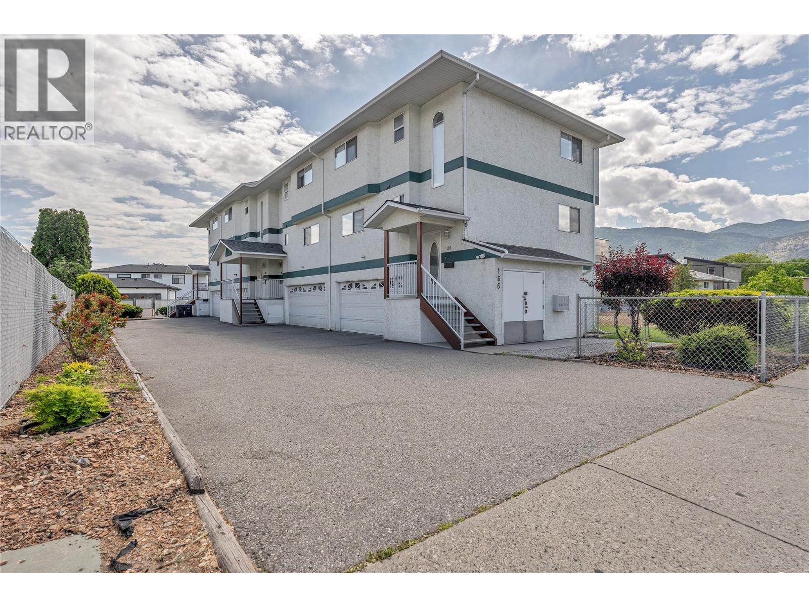 166 Green Avenue W Unit# 103 Property Photo 1