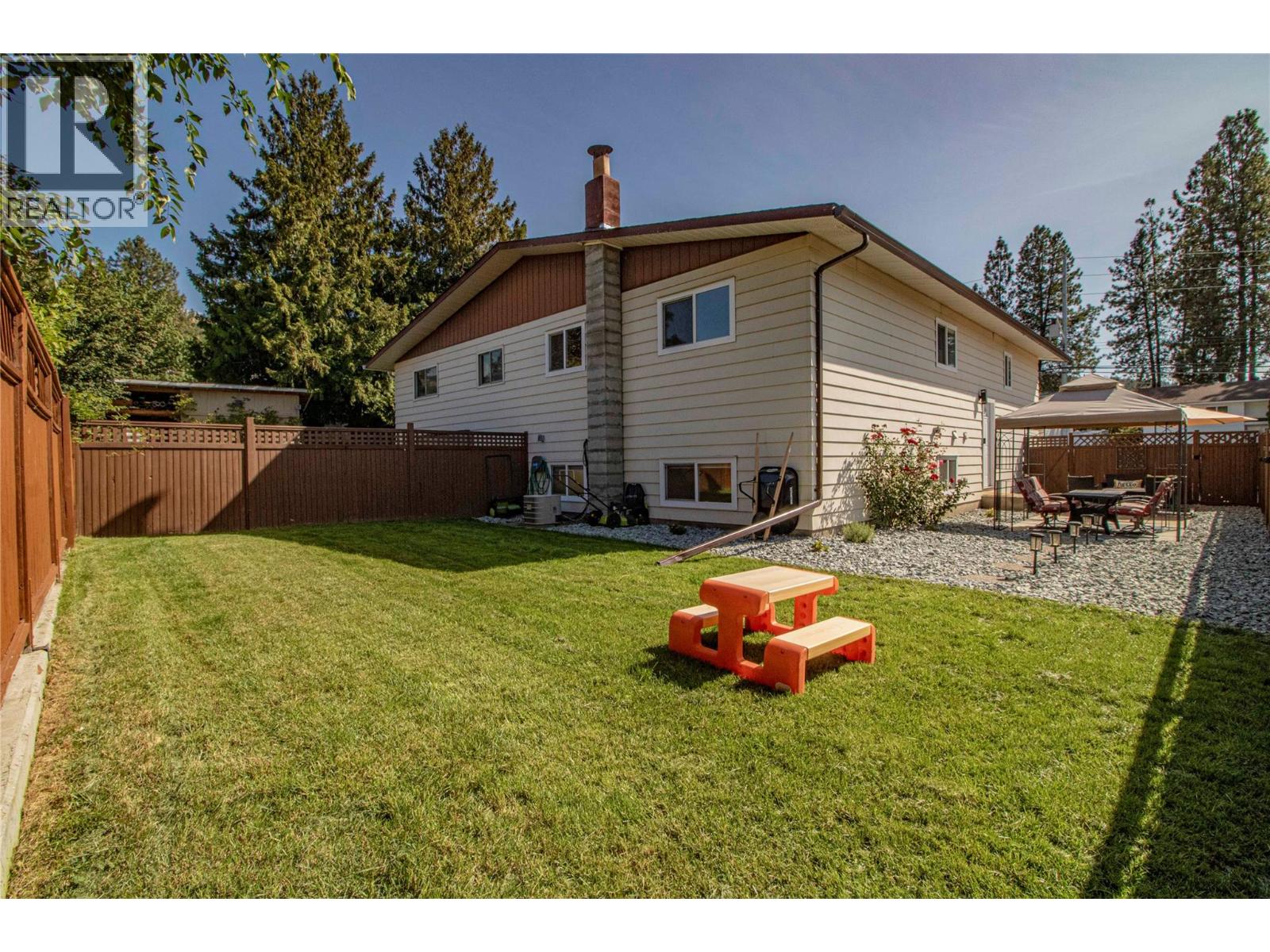 1605 Carmi Avenue Property Photo 2