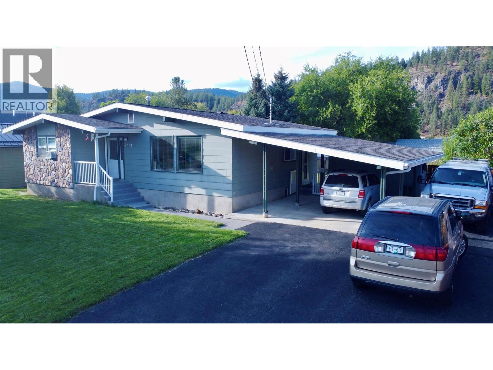 1623 Landsdowne Crescent Property Photo 1