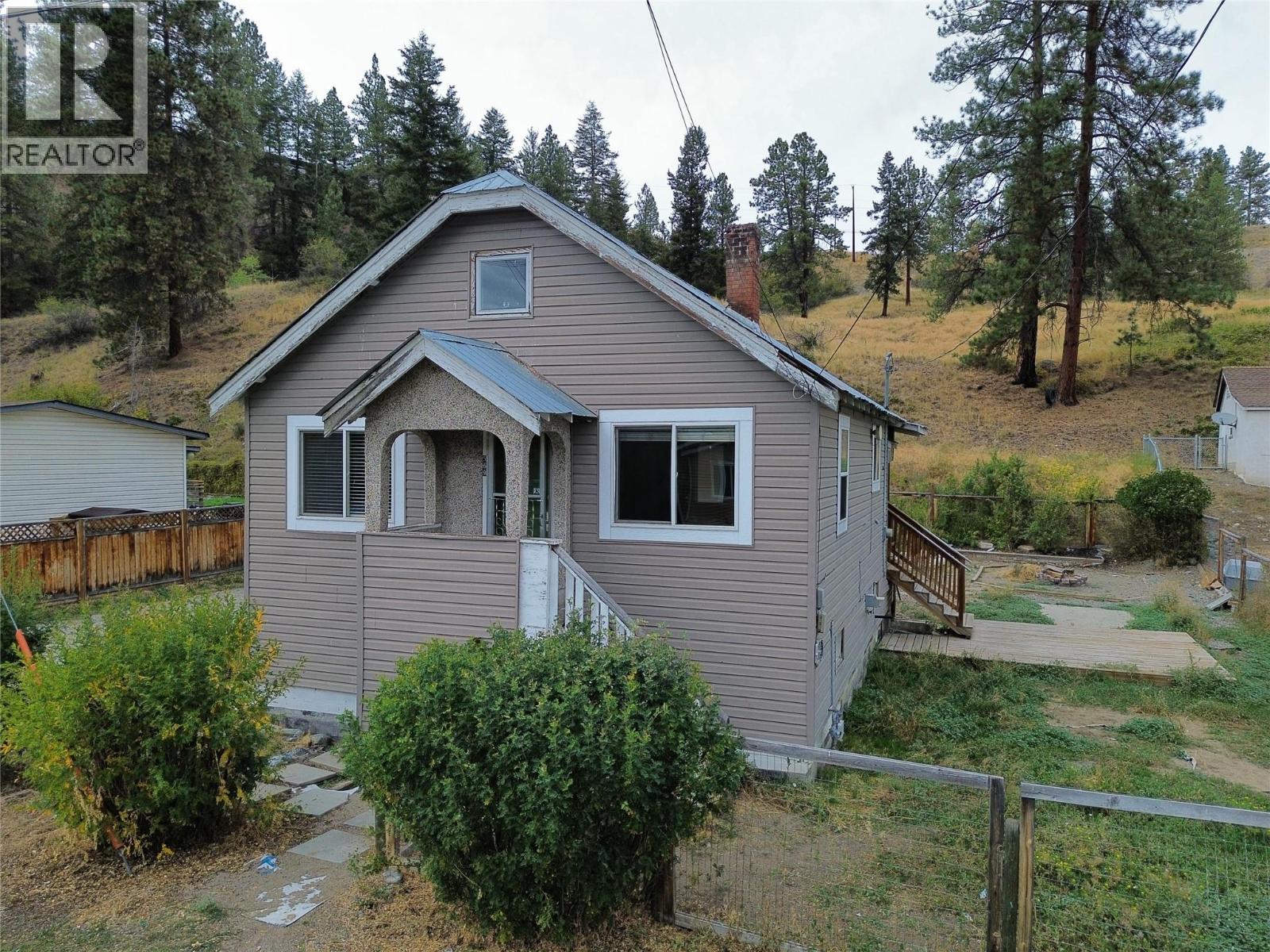 569 Auburn Crescent Property Photo 1