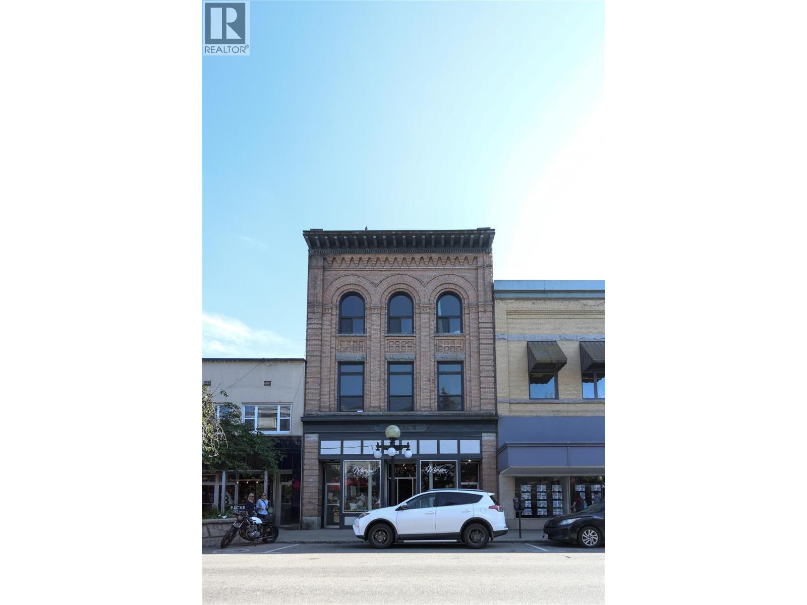 446 Baker Street Property Photo 2