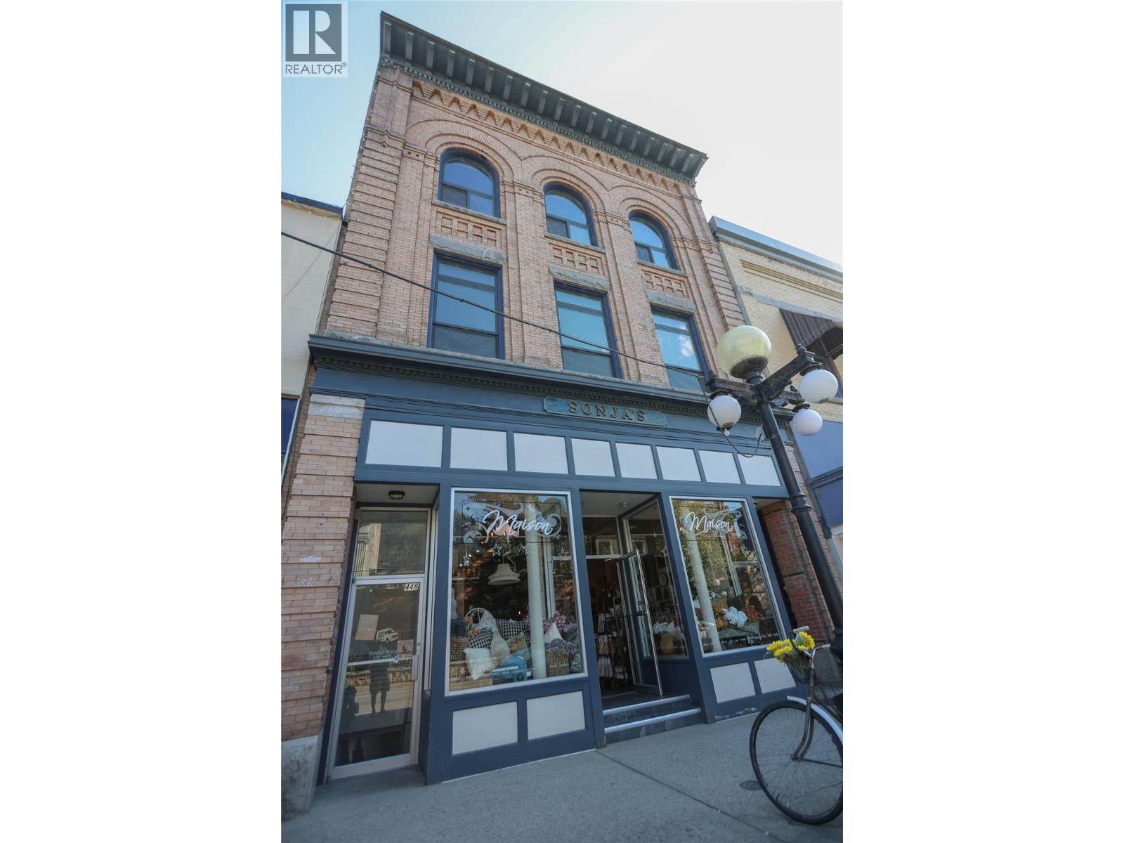 446 Baker Street Property Photo 4