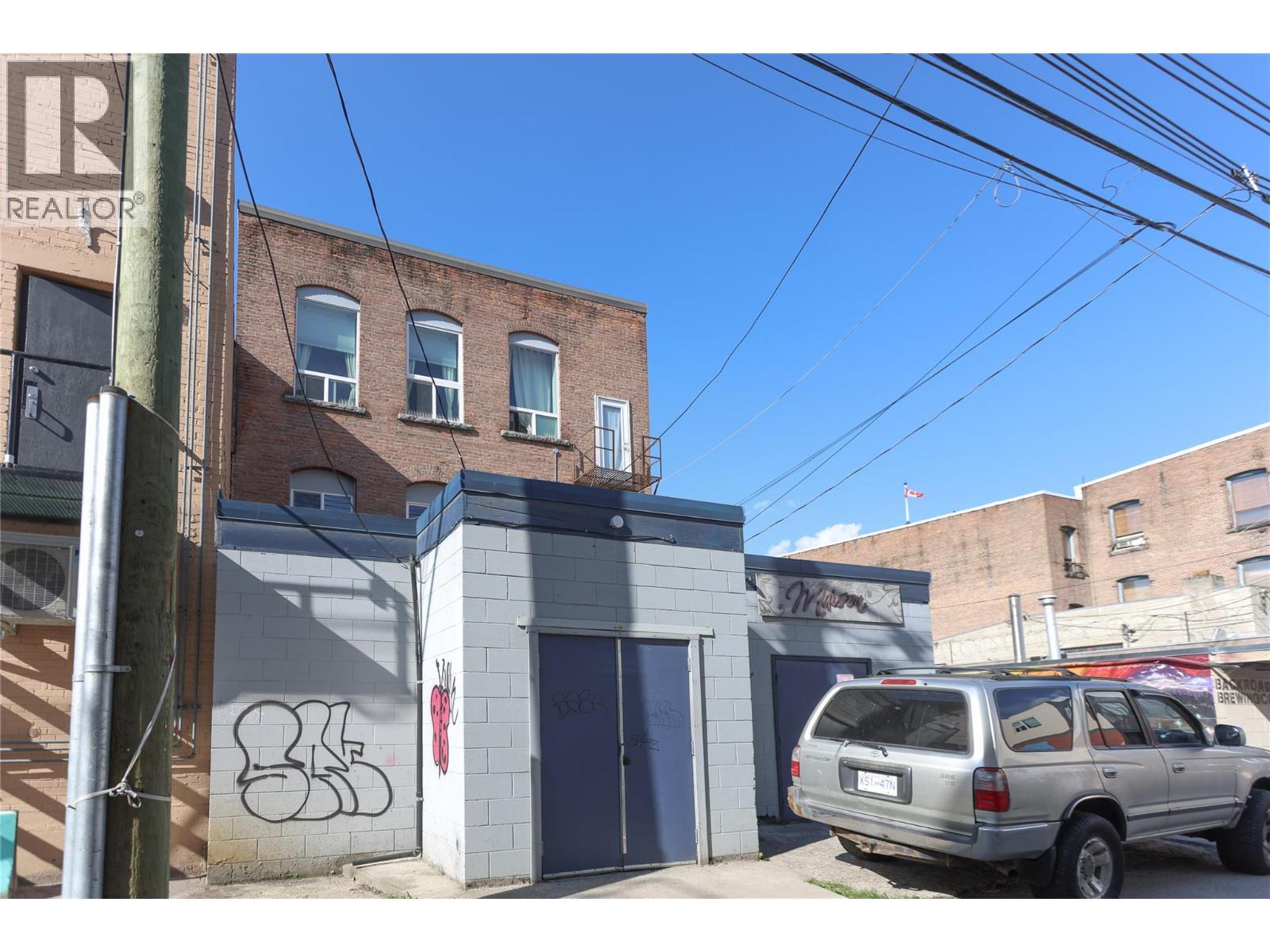 446 Baker Street Property Photo 8