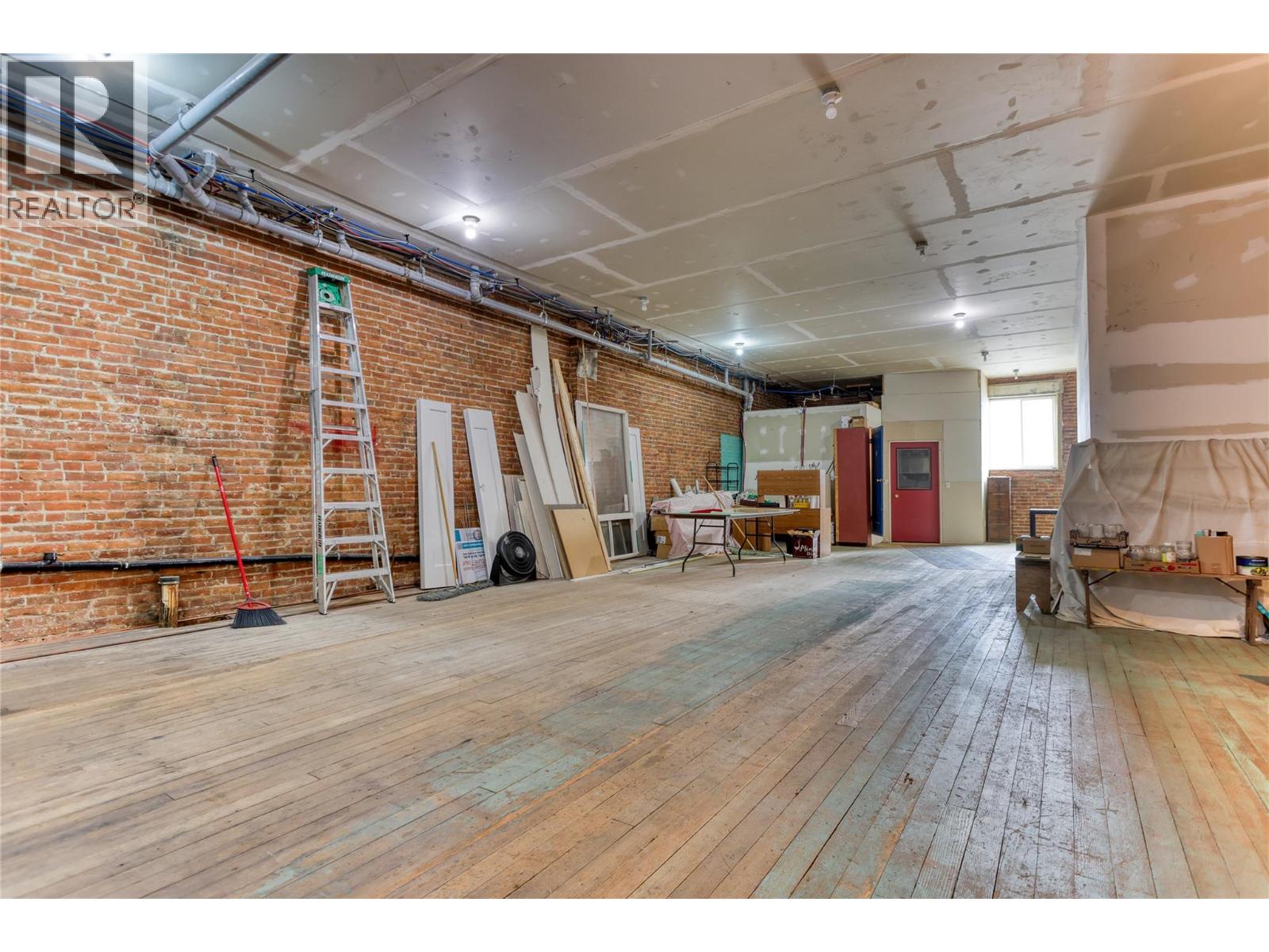 446 Baker Street Property Photo 23