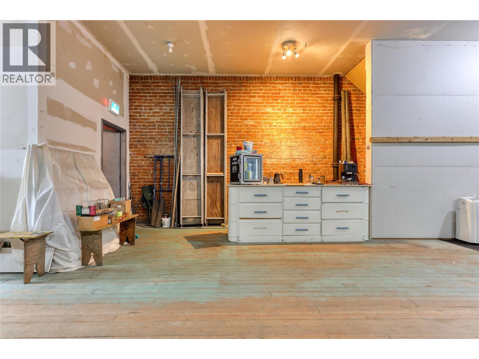 446 Baker Street Property Photo 25