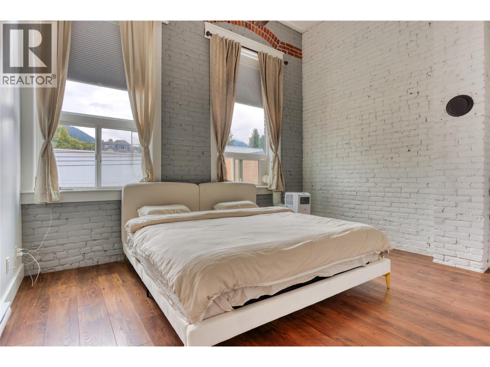 446 Baker Street Property Photo 31