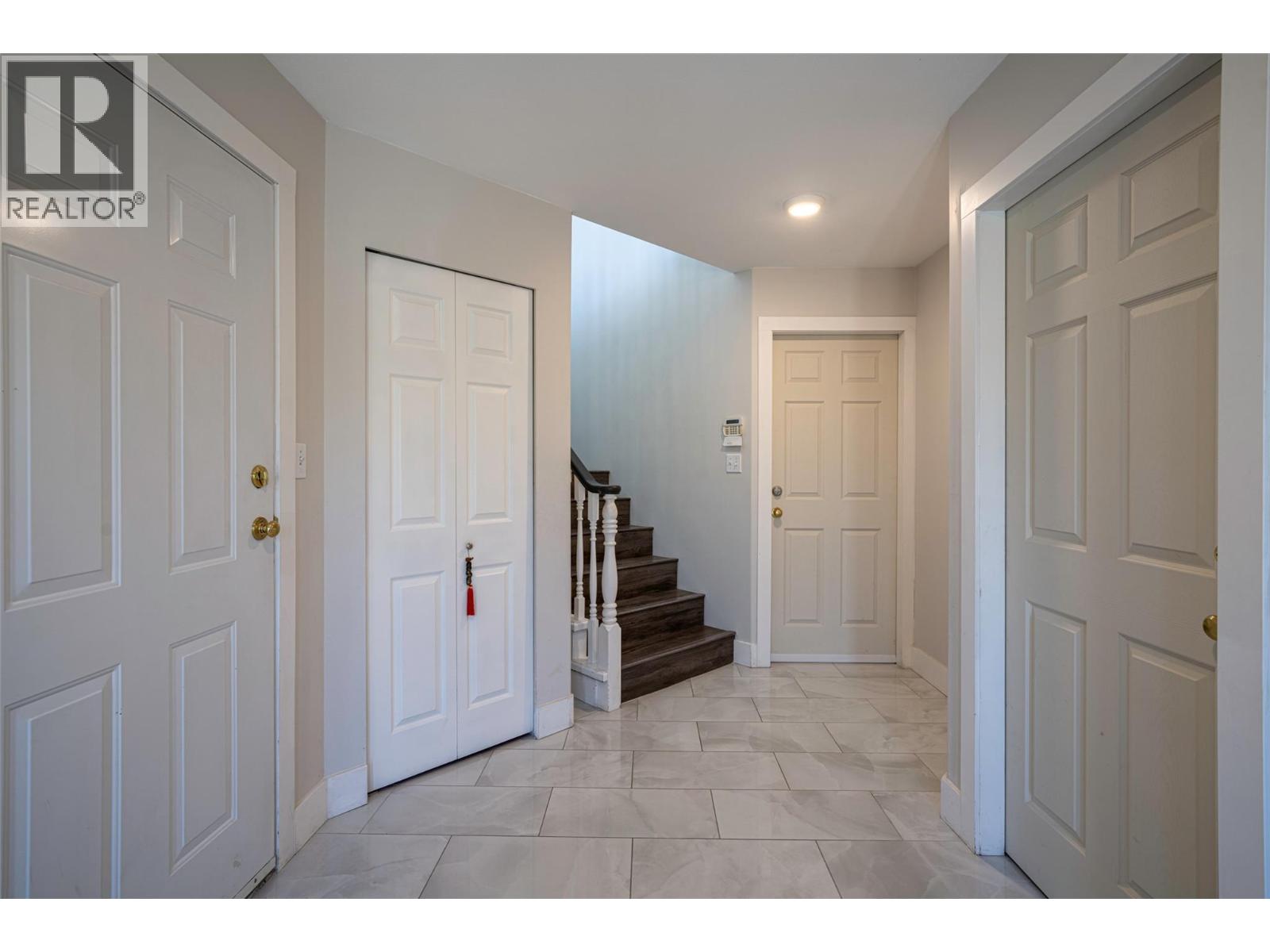 8210 Stoneridge Drive Property Photo 15