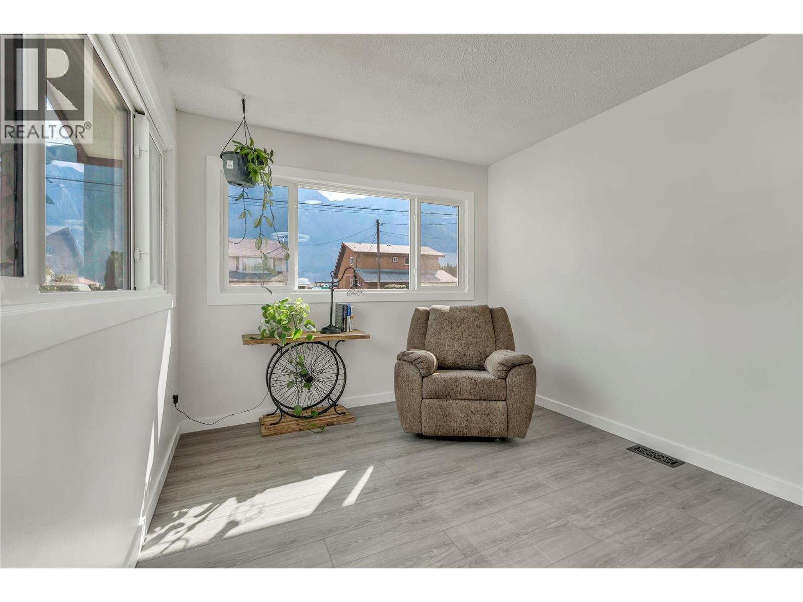 826 3rd Avenue Property Photo 10