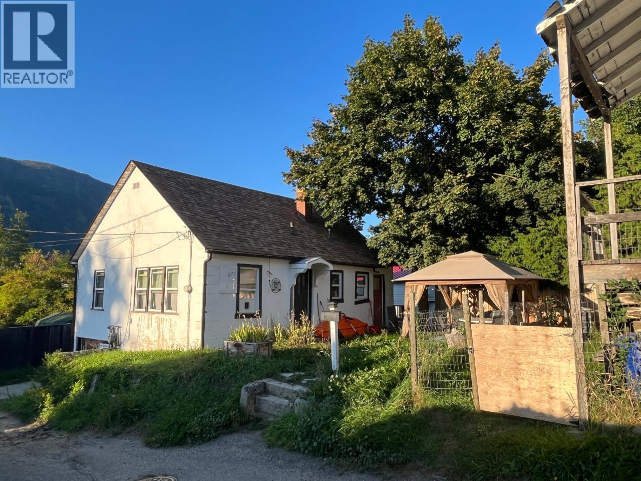 411 LATIMER Street Property Photo 1