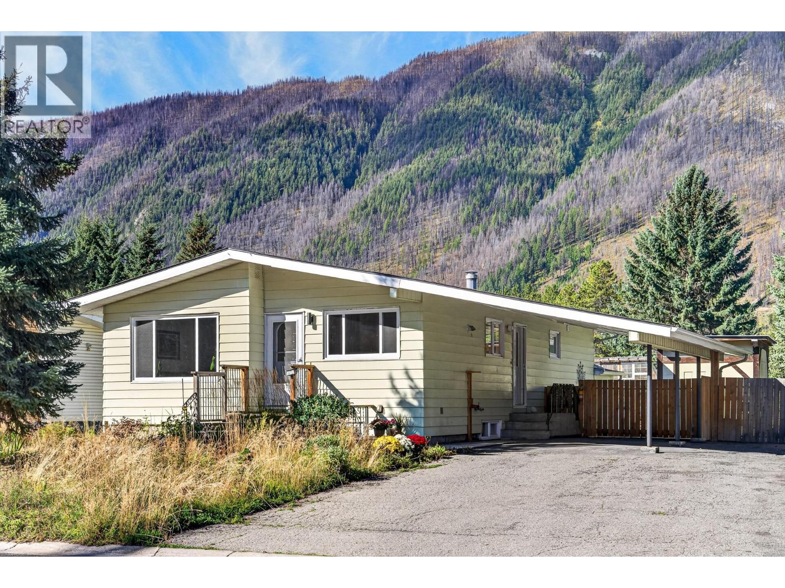 231 Blue Spruce Crescent Property Photo 1