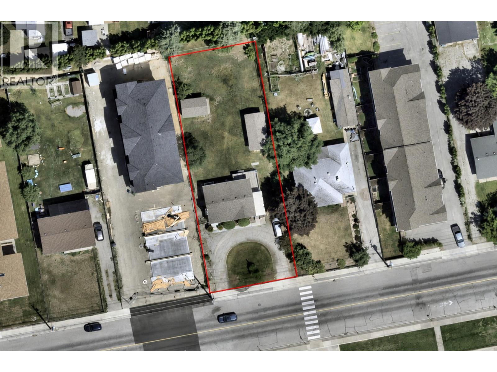 137 Green Avenue W Property Photo 1
