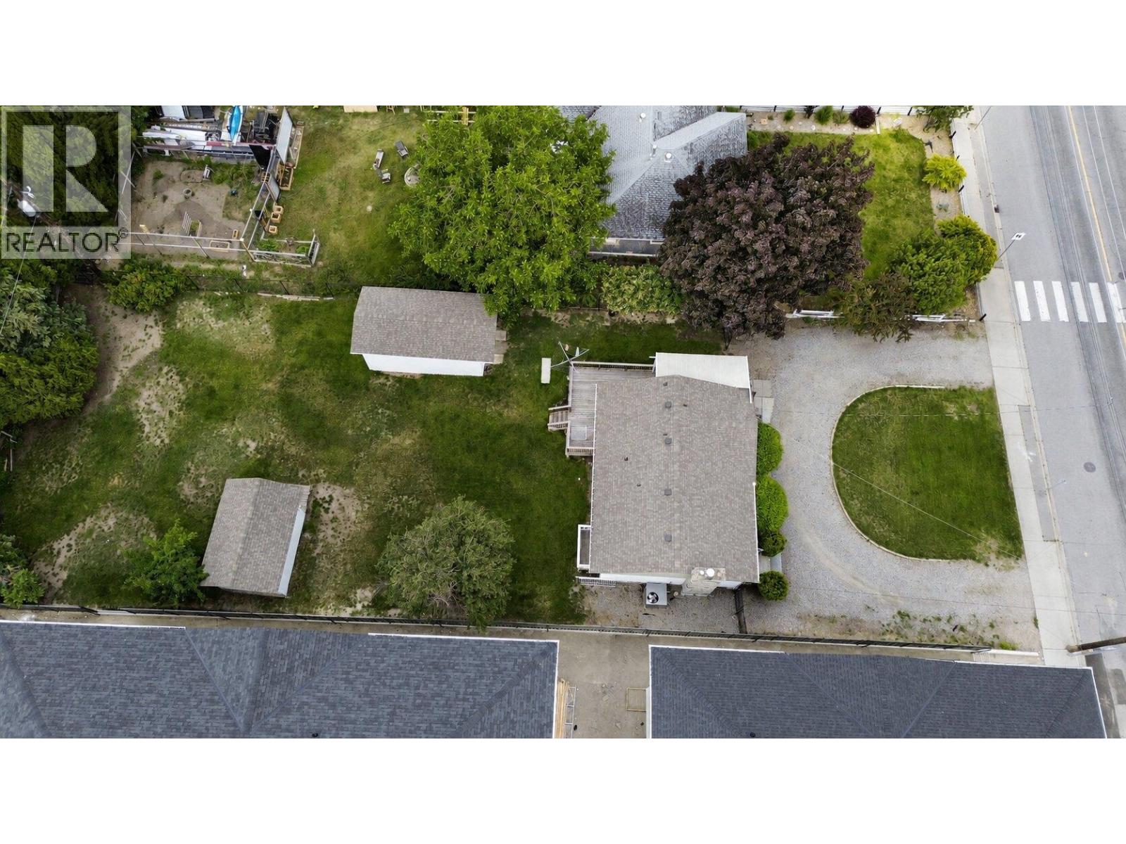 137 Green Avenue W Property Photo 2