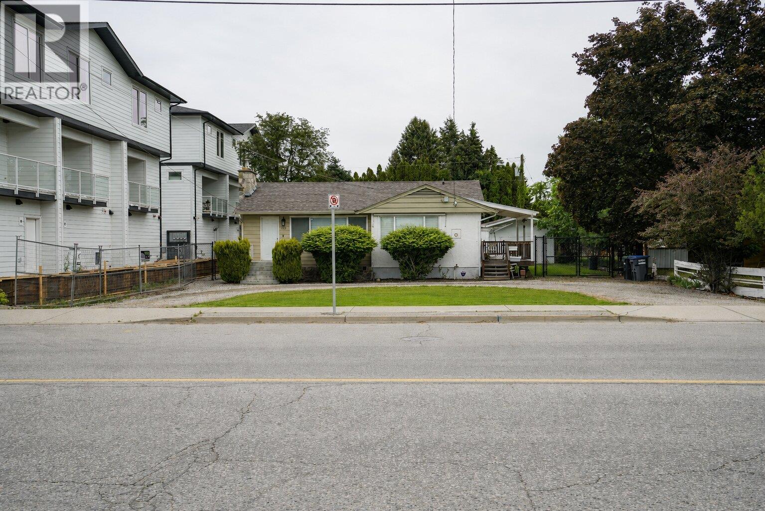 137 Green Avenue W Property Photo 3