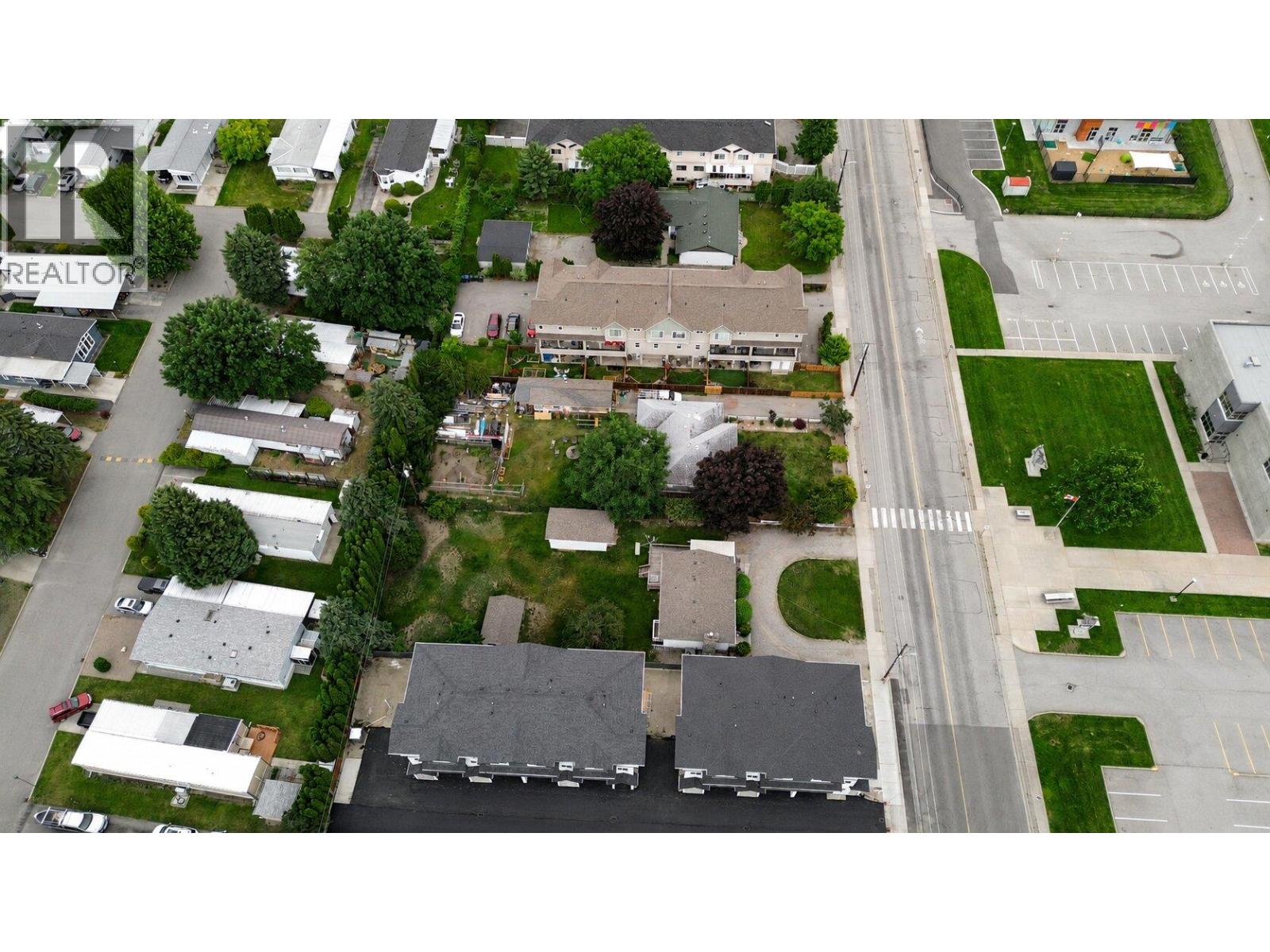 137 Green Avenue W Property Photo 4