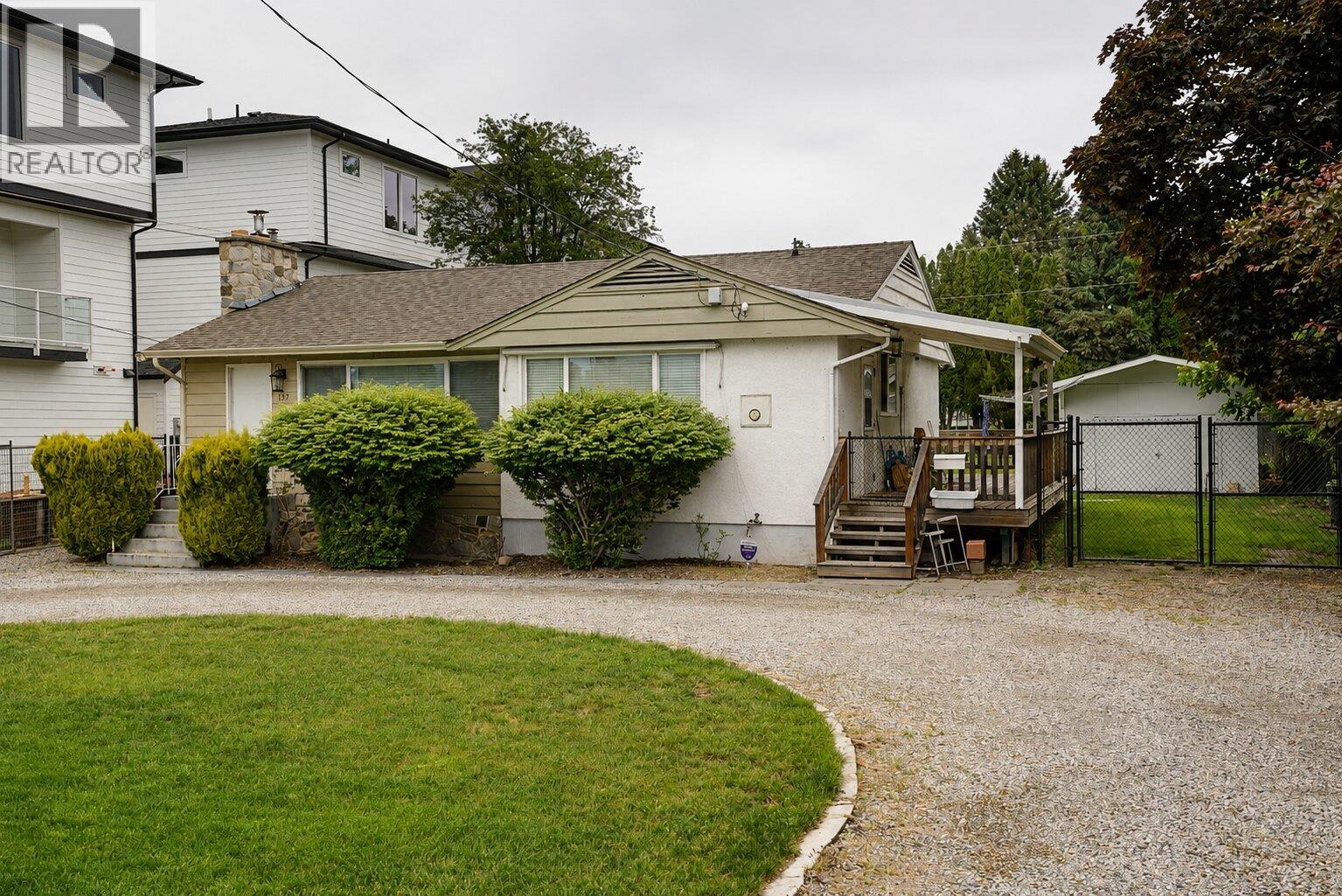 137 Green Avenue W Property Photo 7